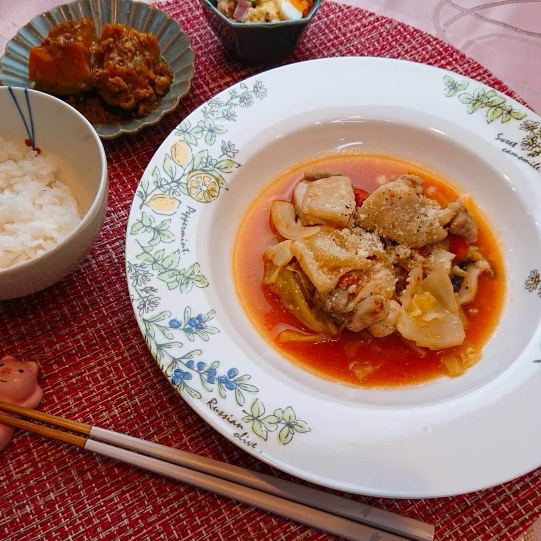 佐藤実絵子さんのインスタグラム写真 - (佐藤実絵子Instagram)「〔キャベツトマト鶏肉の重ね蒸し〕ごはんのきろく🍚🍴 * ポテサラの日の献立だよー #オレンジページcooking (でもだいぶ前かも)のレシピなんだけど、何より鍋がうまそうだった←(２枚目) * 自分で作るとなると、たぶんコンソメとかいれちゃうと思うんだけど、塩胡椒ベースで作っていて、これがうまかった！ 出てくるスープがもう激ウマで！！ 改めて引き算レシピが大切と感じますねぇ。 * * #みえこごはん #レシピ #二人ごはん #ふたりごはん #おうちごはん #おうちごはんlover #しあわせごはん #家庭料理 #献立 #デリスタグラム #デリスタグラマー #クッキングラム #てづくりごはん365 #フーディーテーブル #うつわ好き #うつわ #instafood #lovefood #instalove  #foodstagram #japanesefoods」1月22日 18時19分 - mieppp624