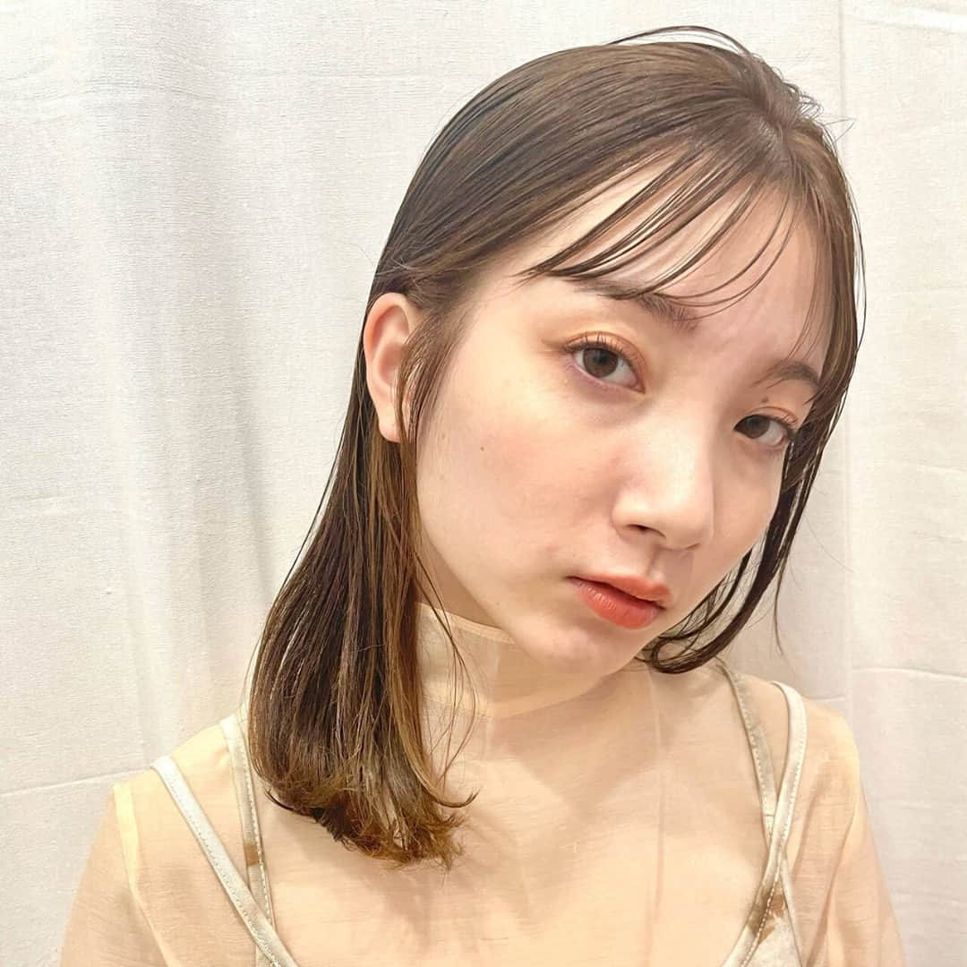 HAIRさんのインスタグラム写真 - (HAIRInstagram)「「ナチュラルでも遊び心があるヘア💚」 渡部朋子（ ＠tomoko._.watanabe ） . -----------------------------------------------------------  Follow me👉🏽 @hair.cm  HAIR webサイトは「HAIR（ヘアー）」で検索！✨  -----------------------------------------------------------  HAIRは、お客様の『なりたいを叶えるスタイリスト』が集まるサイトです。  日々スタイリストの方々の素敵なヘアスタイルを掲載しています。  投稿スナップ数約40万の中から、気に入ったスタイルを見つけませんか？  HAIRを通じてサロンに予約もできますよ！💕  ----------------------------------------------------------- . . #ミディアム #ミディアムヘア  #ミディアムヘアー #透明感カラー #ベージュカラー #インナーカラー #髮型 #髮型屋 #髮型設計 #发型 #短髮 #日系髮型 #女生髮型 #女生短髮 #염색 #헤어 #단발 #bob #복구펌 #짧은머리 #숏컷」1月22日 18時20分 - hair.cm