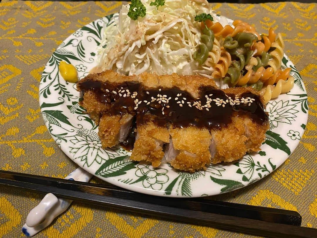 遠山景織子さんのインスタグラム写真 - (遠山景織子Instagram)「息子からご飯リクエストの厚切りとんかつ揚げました。リクエストもらうとやっぱり嬉しい😊お弁当作りの頃を思い出しながら揚げたりしながら。揚げたてはやっぱり美味しいですね。お家ご飯🍚久しぶりにとんかつ食べたいー。よっしゃー🙋‍♀️ #とんかつ #厚切りとんかつ  #豚カツ #揚げ物  #息子のリクエスト  #息子のリクエストごはん  #豚ロースカツ  #マカロニサラダ  #すりおろしオニオンドレッシング  #ゴマドレ  #お家ご飯 #笑顔が一番  #台本と向き合う日々 #次の作品へ向けて  #お弁当 #お弁当本  #遠山さん家の明日のお弁当 #遠山景織子」1月22日 18時21分 - kyooko.9.tooyama