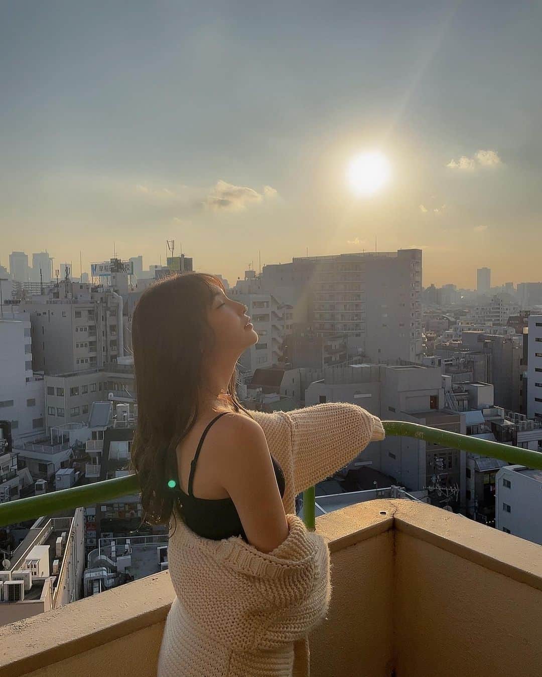 椎名美月さんのインスタグラム写真 - (椎名美月Instagram)「本当、太陽さんは元気をくれますね みんなも手をかざしてみてね パワーが湧きます！ビタミンDもつくられるよ  さつまいもたべたい！  #太陽 #空 #自然 #撮影」1月22日 18時16分 - mizkiss