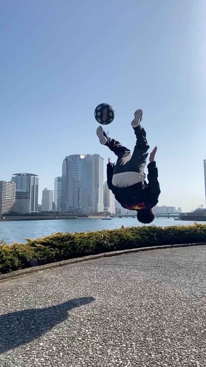 徳田耕太郎のインスタグラム：「🔊 on 🙏 #backflip #freestylefootball #redbull #g_shock 🤳 @ibkfreestyle」