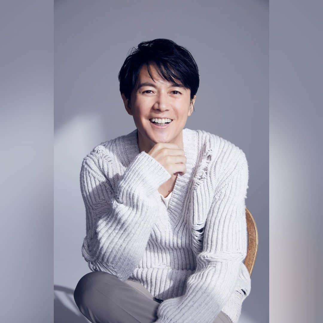 のインスタグラム：「我々が日頃当たり前のように口にしている食事。その食材の一つ一つには命が宿っていて、その命をいただくことによって僕は命を繋いでいくことができている。また、「食卓」という当たり前が繰り返される日常への感謝。2020年に書き下ろした楽曲「幸せのサラダ」にはそんな想いを込めました。 以前から「食＝瞬間芸術＝エンターテイメント」と解釈していまして。料理人の方が調理場に立つ姿、料理に向き合う精神性に対し、一つのアートパフォーマンスとして常々尊敬の念を抱いていました。 そんな優れた料理人の表現には到底及びませんが、「美味しく、健康に」という僕が普段大切にしている食生活のテーマのもと、本番組を通じてあなたとオンライン上で「食卓」を共にすることができたら。 コロナ禍だからこそ生み出すことができる、そんな新たなクリエイティブの提案になればと。福  #福山雅治 #口福キッチン #幸せのサラダ #BROS1991」