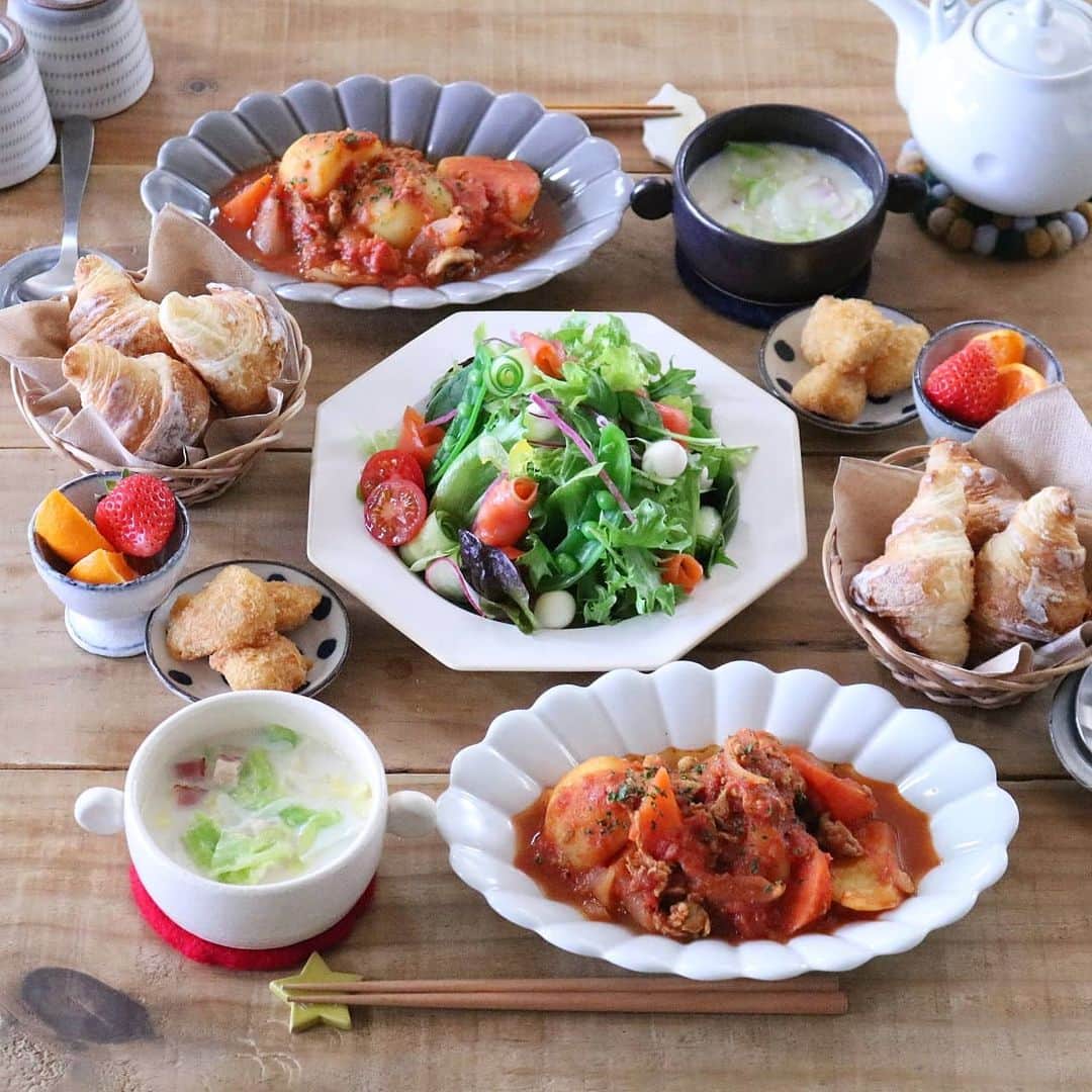 yunaのインスタグラム：「♩ #レシピあり . . . トマト肉じゃがカレー風味(レシピ↓) スモークサーモンとチーズのサラダ コロコロチキンカツ キャベツとベーコンのミルクスープ クロワッサン フルーツ🍓🍊 . . サラダのお皿はストーリーでもご紹介した @craftstore.jp さんの エニリムプレート 八角形でかわいい❤️ サラダや前菜を盛るのにぴったり😊 . . . 🍳【トマト肉じゃがカレー風味】2～3人 . . 🥕材料 じゃがいも　４個 豚のこま切れ　１５０～２００ｇ 人参　小１本 玉ねぎ　1/2個 にんにくの薄切り　１片分 ○トマト缶　１缶 ○水　１００ｍｌ ○顆粒コンソメ　大さじ１弱 塩コショウ　少々 オリーブオイル　適量 カレー粉　小さじ１～１．５ ☆砂糖　小さじ１ ☆ケチャップ　小さじ２ ☆醤油　大さじ1/2 パセリのみじん切り　適量 . . 🥕つくりかた ①じゃがいも、人参は皮をむいて一口大の大きさに、玉ねぎはくし切りにする。 ②鍋にオリーブオイルとにんにくを入れて火を付ける。にんにくの香りがしてきたら、豚肉を入れ、塩コショウとカレー粉を入れて炒める。 ③①の野菜を入れて全体に混ぜたら○を入れる。沸騰したら蓋をして野菜がやわらかくなるまで煮込む。弱めの中火で約２０分。 ④☆を入れて味を整えたら出来上がりです♪パセリのみじん切りを散らしてくださいね(^^)/ . . . #yunaご飯#igersjq#今日のごはん#食卓#yummy#お家ごはん#foodstagram#lin_stagrammer#delistagrammer#Japanesefood#デリスタグラマー#クッキングラム#クッキングラムアンバサダー#タベリー#フーディーテーブル#てづくりごはん365#おうちごはん#おうちごはんlover#Japan#マカロニメイト#夜ごはん#晩ごはん#波佐見焼#レシピ」