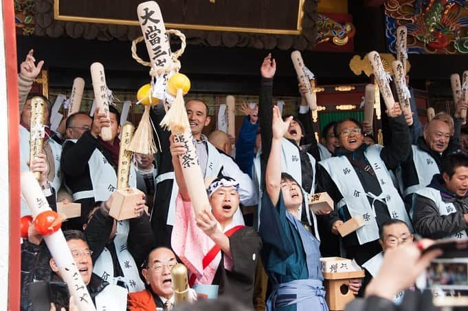 さいたまつりのインスタグラム：「【🏮埼玉の祭りハイライト🏮 〜「ごもっともさま」〜】 　 秩父の山奥にある美しい三峯神社で、毎年2月3日に新たな一年の始まりを祝う神事⛩ 　 “ごもっともさま”と言われる檜のすりこぎ棒には、悪魔を祓う（はらう）霊力があるとされており、五穀豊穣・大漁満足・夫婦円満・開運長寿などを祈願する行事として受け継がれてきました。 　 「ごもっともさま！」と叫びながら豆まきを執り行う様子は圧巻です！ 　 === 　 1枚目、2枚目の写真は、豆まきの様子。年男たちが「福は内、鬼は外」と唱えて福豆をまき、添人（そえひと）が「ごもっともさま！」のかけ声とともに巨大な棒を突き上げます！ 　 3枚目、4枚目は雪景色の三峯神社。色鮮やかな拝殿は、訪れる参拝客の心を掴んで離しません✨ 　 === 　 冬の奥秩父で厄を払い、福を招いて素敵な一年を過ごしましょう！ 　 ＊＊＊ 2021年度の「ごもっともさま」は、新型コロナウイルス感染拡大防止のため神職のみでの祭典斎行となります。 　 公式サイト　http://www.mitsuminejinja.or.jp/saiten/ さいたまつりページ　https://www.saitamatsuri.jp/matsuri/gomottomo/ #ごもっともさま #さいたまつり #埼玉 #saitama #saitamatsuri #japan #祭 #matsuri #festival」