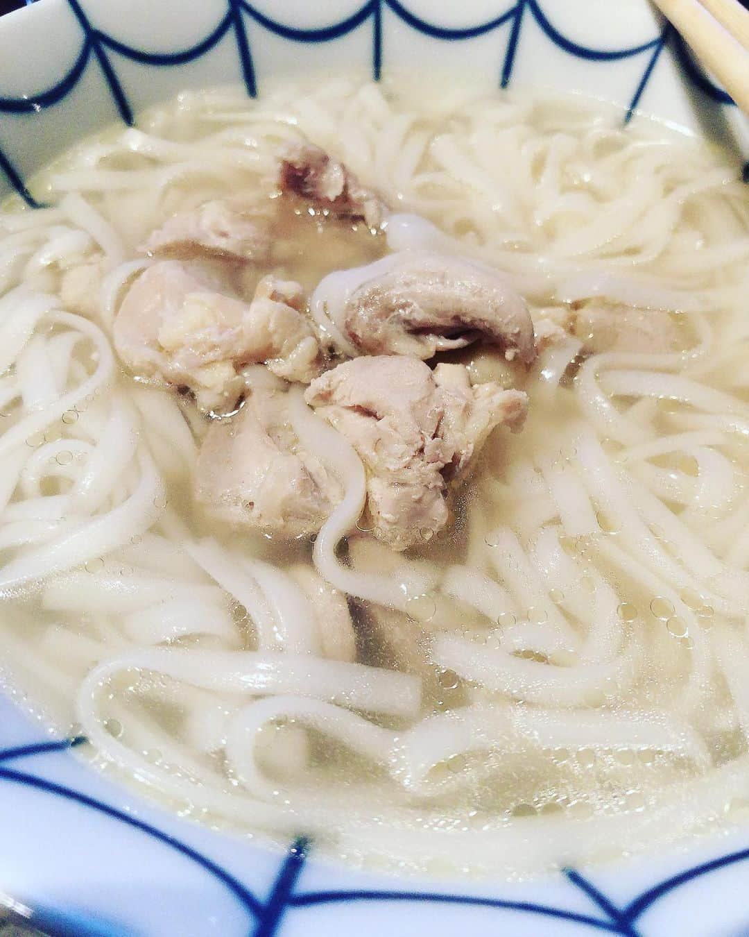 有奈めぐみさんのインスタグラム写真 - (有奈めぐみInstagram)「鶏肉で出汁とって、ナンプラーと塩でなんとなくスープ作って、糖質0麺でフォーもどき。 #av #風俗嬢 #熟女 #チキンスープ #糖質0麺 #フォーもどき」1月22日 18時22分 - arina_megu