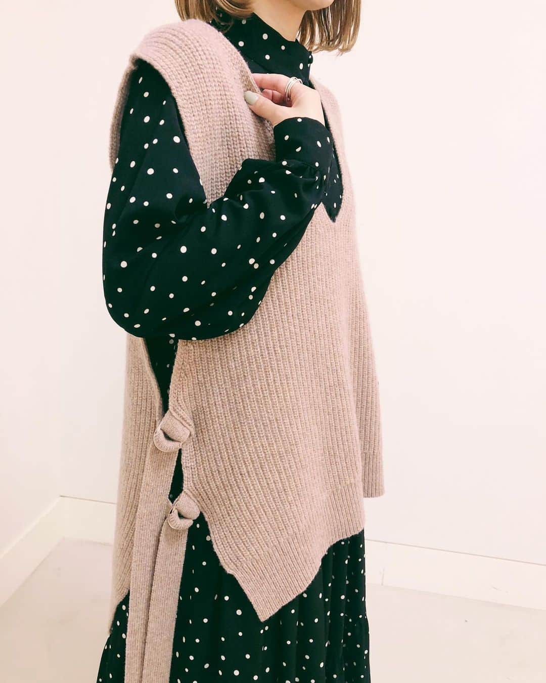 カロリナグレイサーバイシェリールのインスタグラム：「* * 20AW COLLECTION ニットベスト * * #carolinaglaser #beams #カロリナグレイサー #ビームス #大人可愛い#ニットベスト #ざっくりニット #ロングワンピース #ドットワンピース #ティアードワンピース」