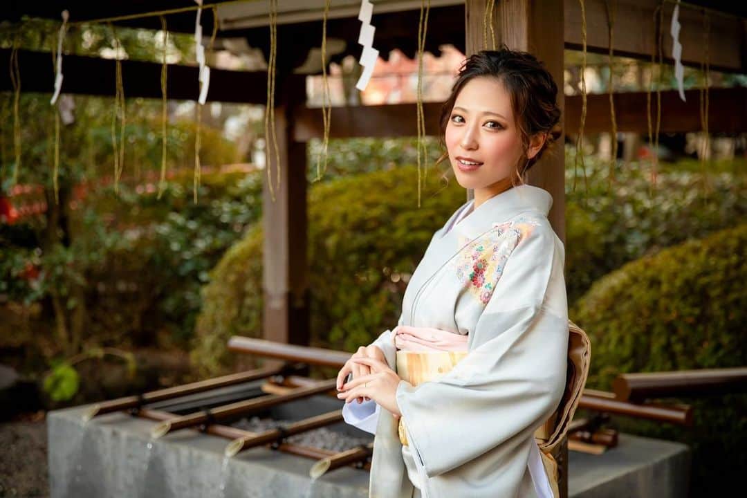 ゆらさんのインスタグラム写真 - (ゆらInstagram)「やっぱり着物は素敵よね👘  photoby @zoigraph  ノー加工なのに、こんなに綺麗に 撮ってくれるzoiさん😭🤍  #お宮参り #撮影 #着物 #訪問着 #神社 #お参り #japanese #kimono #me」1月22日 18時25分 - honoka__0613