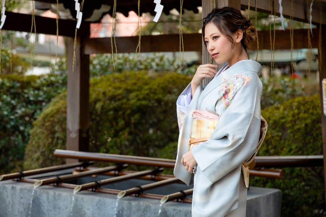 ゆらさんのインスタグラム写真 - (ゆらInstagram)「やっぱり着物は素敵よね👘  photoby @zoigraph  ノー加工なのに、こんなに綺麗に 撮ってくれるzoiさん😭🤍  #お宮参り #撮影 #着物 #訪問着 #神社 #お参り #japanese #kimono #me」1月22日 18時25分 - honoka__0613