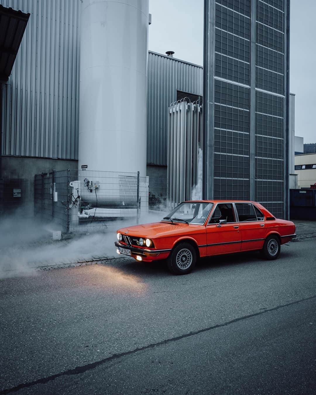 BMWさんのインスタグラム写真 - (BMWInstagram)「Add some color to the greyest day. The first generation of the BMW 5 Series. #BMW #5Series #BMWClassic @bmwjogge @bmwclassic」1月22日 18時26分 - bmw