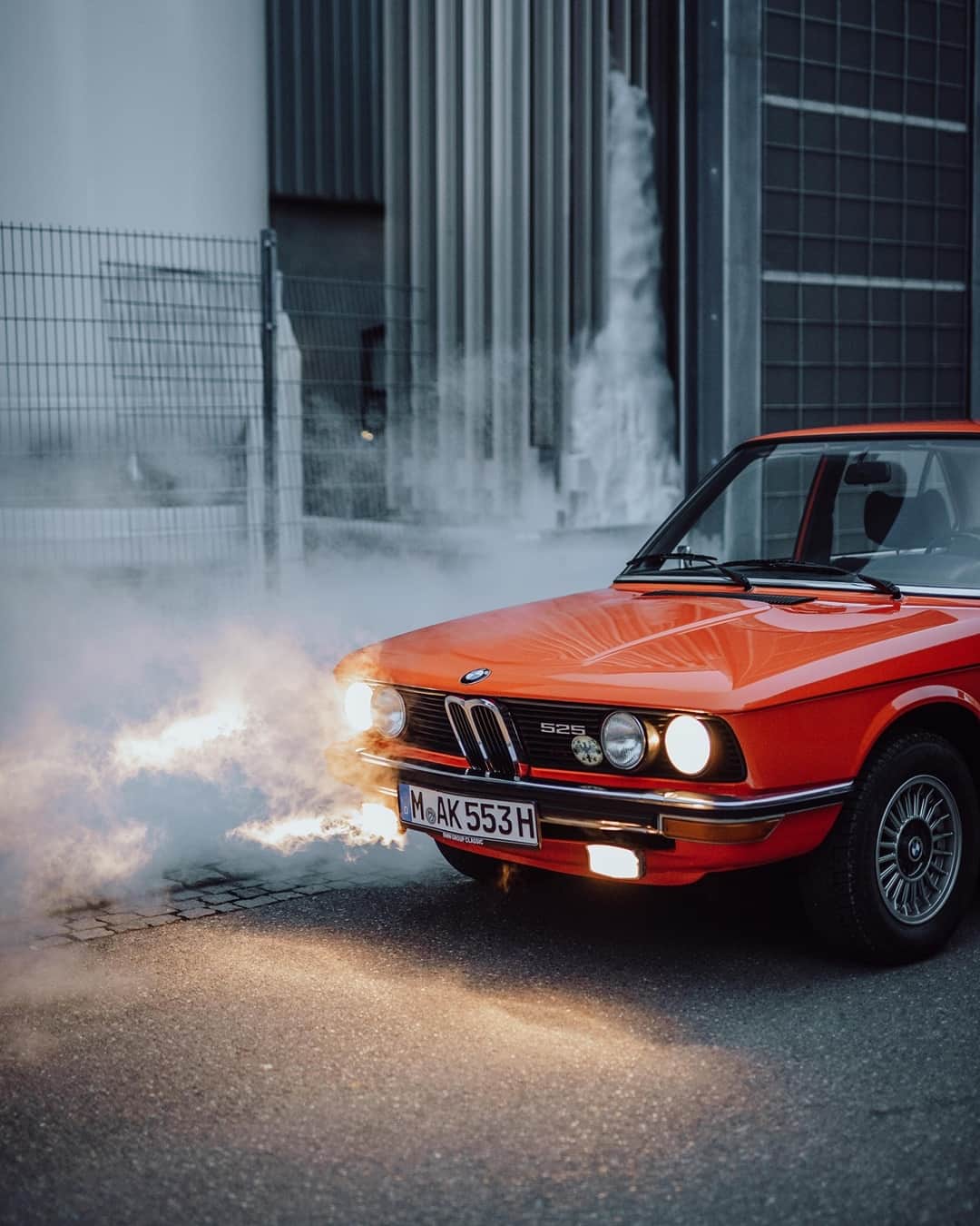 BMWのインスタグラム：「Add some color to the greyest day. The first generation of the BMW 5 Series. #BMW #5Series #BMWClassic @bmwjogge @bmwclassic」