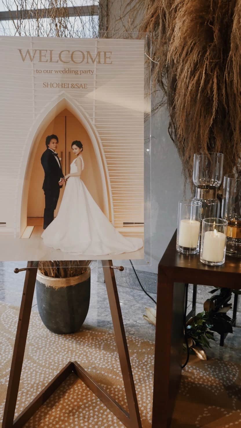 宮本沙恵のインスタグラム：「結婚式を終えて。 . まずはご参列くださった皆様、ありがとうございました✨ . コロナ禍により規模を縮小しての挙行、二次会延期、そしてゲストの皆様にはご無理のないよう、1週間前に再度出欠のアナウンスを取り進行させていただきました。 . 残念ながら欠席となった方からもたくさんのお祝いのお言葉をいただき、式前から感動と感謝で胸がいっぱいでした。。 . こんな状況下なので三者三様のご意見はあるかとは思いますが…無事式を終えることができてホッとしております。 ゲストの皆様本当にありがとうございました🥰 . 先の見えない今、挙行を迷っている花嫁さんもいらっしゃるはずです。少しでも参考になればと思い投稿させていただきますので、少々お付き合いくださいませ📸 . 入場曲/ラナ・デル・レイ young and beautiful🎼 ケーキカット/シーア chandelier🎼 両親への手紙/レディー・ガガ shallow🎼  #結婚式#コロナ禍結婚式#花嫁#ウェディングドレス#挙式#パレスホテル東京#パレス挙式」