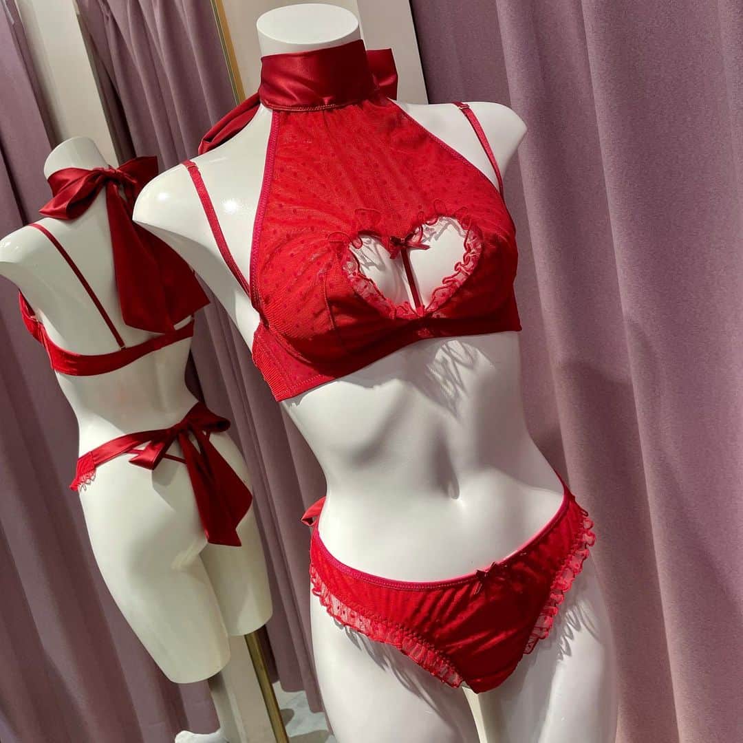 Ravijour札幌4丁目プラザ店のインスタグラム：「#onsale  バレンタインコレクションが本日から販売開始🍫💖  セクシードットブラセット  ¥9,890+tax  詳しくはブログ更新しました❤️ TOPのURLから飛んでご覧下さい😉  #ravijour #ravijourstaff  #ravijoursapporo  #ravijour_official  #ラヴィジュール #バレンタイン」