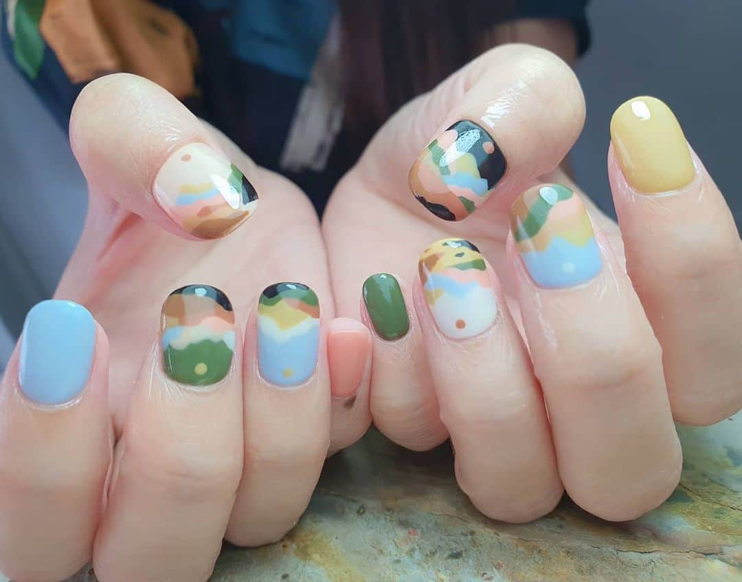 Yingのインスタグラム：「I used PREGEL Milky Berry, Milk, Khaki, #909, Cacao, #870, PREMDOLL B76. Items can be purchased at @nailwonderlandsg 🤗 . Swipe left for design inspo!  . 🛒 www.nailwonderland.com⁣⁣ 📍20A Penhas Road, Singapore 208184⁣⁣ (5 minutes walk from Lavender MRT)⁣⁣ .  I am currently only able to take bookings from my existing pool of customers. If I have slots available for new customers, I will post them on my IG stories. Thank you to everyone who likes my work 🙏 if you need your nails done, please consider booking other artists at @thenailartelier instead ❤  #ネイルデザイン  #ネイルアート #ネイル #ジェルネイル #nailart #네일아트 #pregel #プリジェル #nails #gelnails #sgnails」