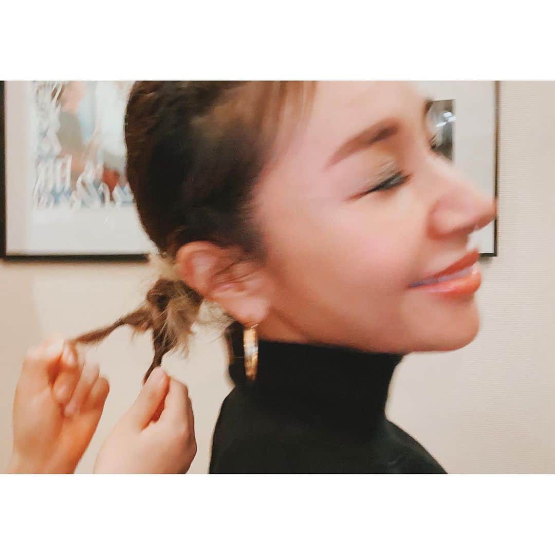 鈴木紗理奈さんのインスタグラム写真 鈴木紗理奈instagram 今日のヘアは編み込み三つ編みstyle それに合わせて Mhのフープイヤリングと黒のハイネックスウェットと三つ編み引っ張るリオト 黒のフープイヤリングは Mhshopでセール中 Mh Shopはトップ画面