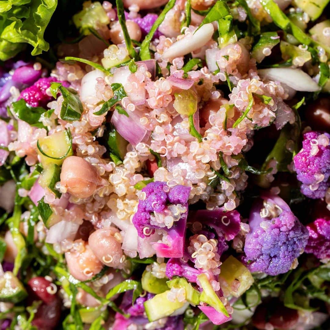 kyusai_kale_officialさんのインスタグラム写真 - (kyusai_kale_officialInstagram)「.﻿ こんにちは！今日は生鮮のケールを使ったおしゃれなサラダのレシピをご紹介します。﻿ ﻿ 紫ブロッコリーや紫玉ねぎを使うことで彩り豊かな見た目も楽しめるケールサラダの完成です♪﻿ 食卓を華やかにしてくれるヘルシーサラダ、ぜひ作ってみてください。﻿ ﻿ ﻿ ✨材料✨（3～4人分）﻿ ケール 60g﻿ A（キヌア 1カップ、水 1.5カップ、塩 ひとつまみ）﻿ きゅうり 50g﻿ 紫玉ねぎ 50g﻿ グリーンリーフ 50g﻿ 紫ブロッコリー　100g﻿ 塩 ひとつまみ﻿ ミックスビーンズ 300g﻿ B（オリーブオイル 大さじ4、レモン汁 大さじ1、クミンパウダー 小さじ1、塩・こしょう 適量）﻿ レモン 1/2個﻿ ﻿ ﻿ 【作り方】﻿ 1. Aを鍋に入れて強火で炊き、煮立ったら弱火にし、水分がなくなりキヌアが柔らかくなるまで炊いて冷ましておきます。﻿ ﻿ 2. ケールを千切り、きゅうりと紫玉ねぎは角切りにします。紫ブロッコリーはひと口大に切って塩ゆでし、さらに小さく切っておきます。﻿ ﻿ 3. Bを混ぜ合わせてドレッシングを作り、1.と2、ミックスビーンズと一緒に混ぜ合わせます。﻿ 4. 3.に食べやすい大きさにちぎったグリーンリーフとレモンを添え、完成です。﻿ ﻿ ﻿ ﻿ #キューサイ#青汁#ケール青汁#ケール#KALE#QSAI#ケールワーク﻿ #サラダ#サラダレシピ#サラダランチ#サラダプレート#サラダ好き#サラダ部﻿ #サラダ大好き#ブロッコリーサラダ#キヌア#キヌアサラダ#キヌアレシピ﻿ #キヌアのサラダ#スーパーフード#ヘルシー#ヘルシーサラダ﻿ #ドレッシング#手作りドレッシング#ドレッシング手作り#ドレッシング作り」1月22日 18時34分 - kyusai_kale_official