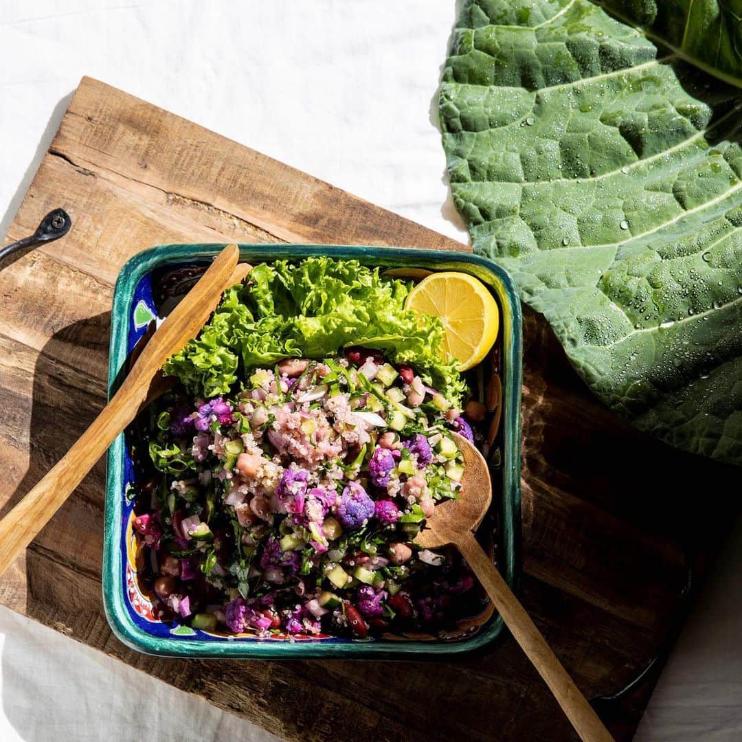kyusai_kale_officialさんのインスタグラム写真 - (kyusai_kale_officialInstagram)「.﻿ こんにちは！今日は生鮮のケールを使ったおしゃれなサラダのレシピをご紹介します。﻿ ﻿ 紫ブロッコリーや紫玉ねぎを使うことで彩り豊かな見た目も楽しめるケールサラダの完成です♪﻿ 食卓を華やかにしてくれるヘルシーサラダ、ぜひ作ってみてください。﻿ ﻿ ﻿ ✨材料✨（3～4人分）﻿ ケール 60g﻿ A（キヌア 1カップ、水 1.5カップ、塩 ひとつまみ）﻿ きゅうり 50g﻿ 紫玉ねぎ 50g﻿ グリーンリーフ 50g﻿ 紫ブロッコリー　100g﻿ 塩 ひとつまみ﻿ ミックスビーンズ 300g﻿ B（オリーブオイル 大さじ4、レモン汁 大さじ1、クミンパウダー 小さじ1、塩・こしょう 適量）﻿ レモン 1/2個﻿ ﻿ ﻿ 【作り方】﻿ 1. Aを鍋に入れて強火で炊き、煮立ったら弱火にし、水分がなくなりキヌアが柔らかくなるまで炊いて冷ましておきます。﻿ ﻿ 2. ケールを千切り、きゅうりと紫玉ねぎは角切りにします。紫ブロッコリーはひと口大に切って塩ゆでし、さらに小さく切っておきます。﻿ ﻿ 3. Bを混ぜ合わせてドレッシングを作り、1.と2、ミックスビーンズと一緒に混ぜ合わせます。﻿ 4. 3.に食べやすい大きさにちぎったグリーンリーフとレモンを添え、完成です。﻿ ﻿ ﻿ ﻿ #キューサイ#青汁#ケール青汁#ケール#KALE#QSAI#ケールワーク﻿ #サラダ#サラダレシピ#サラダランチ#サラダプレート#サラダ好き#サラダ部﻿ #サラダ大好き#ブロッコリーサラダ#キヌア#キヌアサラダ#キヌアレシピ﻿ #キヌアのサラダ#スーパーフード#ヘルシー#ヘルシーサラダ﻿ #ドレッシング#手作りドレッシング#ドレッシング手作り#ドレッシング作り」1月22日 18時34分 - kyusai_kale_official