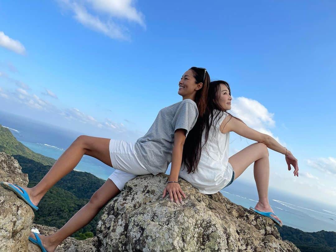 杏さゆりさんのインスタグラム写真 - (杏さゆりInstagram)「マーペーを登ったよ😂😂😂 . マーペーとは石垣島にある山なんだけど、てっぺんに大きい岩が何個も乗っかっていて。。。 . すっっっっっっっごい高い！！！！ . 登って良い写真撮ってもらったけど。。。 何を隠そう、私は高所恐怖症😂😂😂 . 必死に顔作ったけど、最後の1枚は死んでます😂😂😂 これが本性です🤣🤣🤣 . #マーペー　#マーペー山頂  #石垣島　#ishigaki  #高所恐怖症 #杏さゆり　#SayuriAnzu」1月22日 18時35分 - anzu_sayuri_official