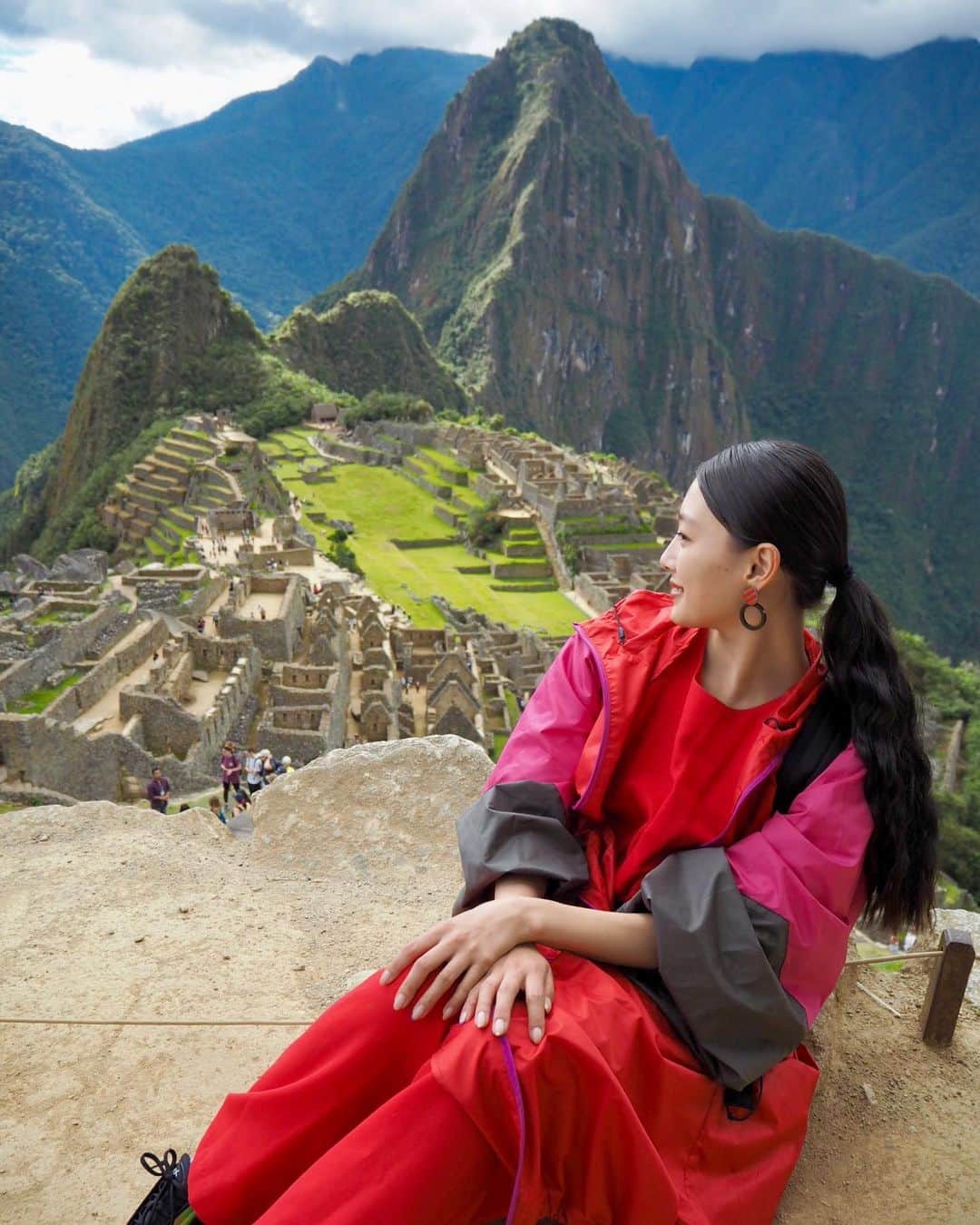 江田友莉亜のインスタグラム：「明日の旅サラダ @tabisalad は ペルーの旅をお届けします🇵🇪✈︎  一生に一度は訪れたかった マチュピチュや、レインボーマウンテンなどなど とても感動したペルーの旅、是非ご覧下さい‼︎‼︎  outer @holiday_pr  belt @gvgv_official  shoes @nike backpack @hunterboots   #ペルー #マチュピチュ」