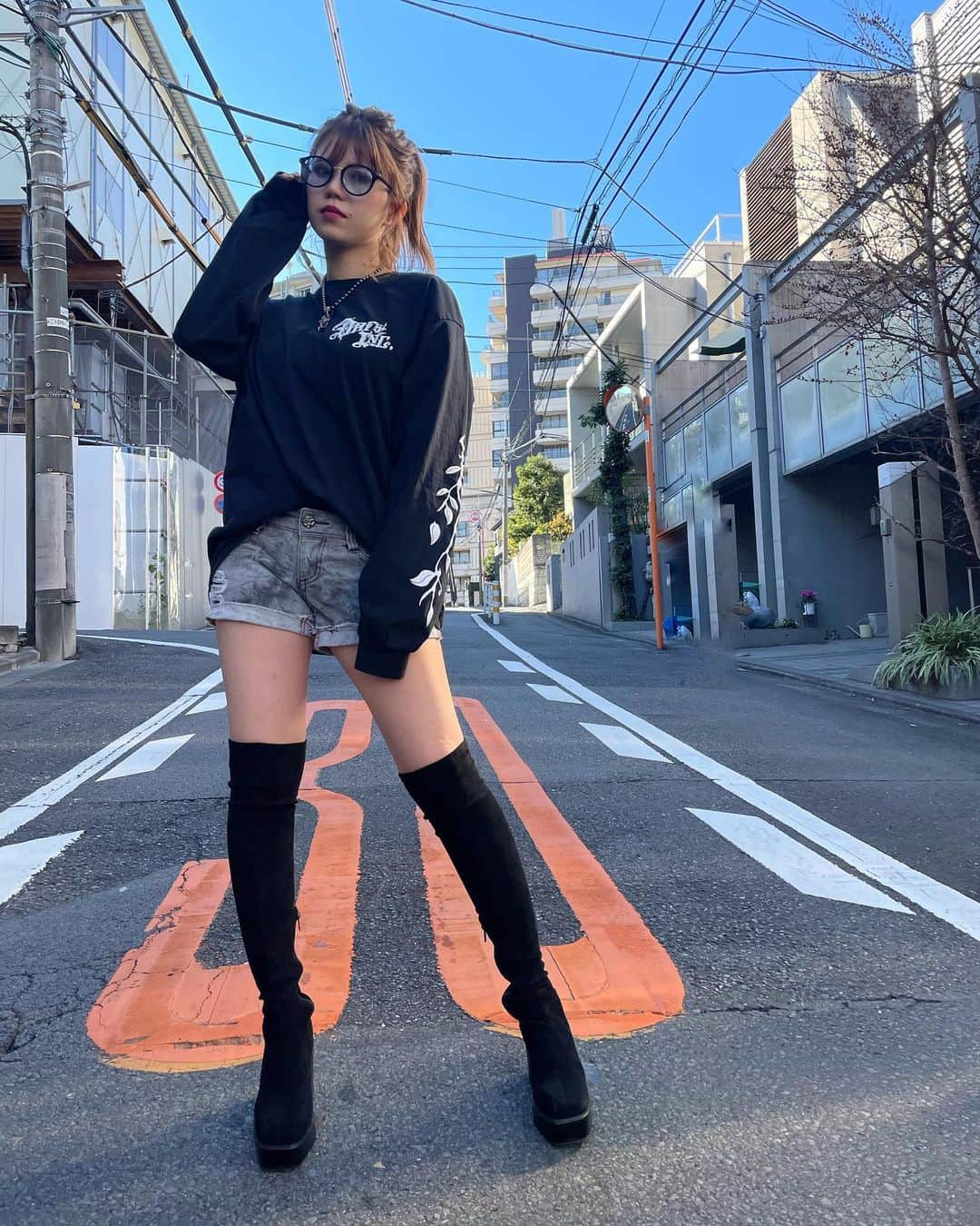 横山あみのインスタグラム：「..♡♡ . . 今年は、可愛い服にも カッコいい服にも合う このニーハイブーツが大活躍🥺❤️ . カッコいい絶対領域もありじゃない？？ . . #ニーハイブーツ #ニーハイ #絶対領域 #ショーパン #ショートパンツ #ヘアアレンジ #ポニーテール #サングラス #サングラス女子 #私服 #ootd」