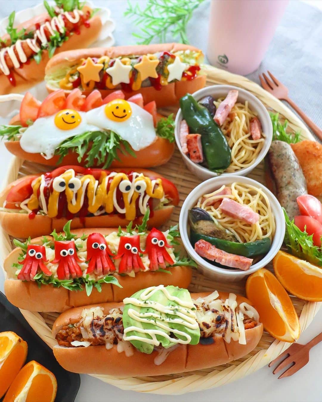 ｒｉｉのインスタグラム：「2021.1.22 . . 色んなホットドッグでこんばんは\( ¨̮ )/ . . みやぞんの夜勤に持たせるお弁当用と 娘っちの軽食です🌭 . . 今年に入り、娘っちの大学もまた全ての授業がリモートになり ほぼ１日中パソコンの前に座って フランス語を話しております🇫🇷 . . そんな大学生や社会人の方にオススメの#ステンレスボトル　を最近見つけました🍹 . . @mizulife_jp さんのボトルなんですが 保温、保冷効果バツグンのタンブラーなのに なんとストローが付いてる😳❕ これならリモート中でも「サササっ」と飲めるし 使ってる娘っちも絶賛してくれました👏 . . かなり気に入ってます😁 . . 気になる方は @mizulife_jp のサイトを覗いてみてください カラーバリエーションも豊富ですよ✨ . . . . . #mizuボトル#マイボトル#エコボトル#サスティナブルな暮らし#エコな暮らし#ミズボトル#mymizulifejp#タンブラー#tumblr#ホットドッグサンド#ホットドッグ#sandwich #デコサンドイッチ#サンドイッチ#デコパン#デコごはん#riiごはん#キャラごはん#키즈쿠킹#아이밥상#캐릭터도시락#kyarabenist#おべんたぐらむ#てづくりごはん365#おうちごはん#おうちごはんlover」