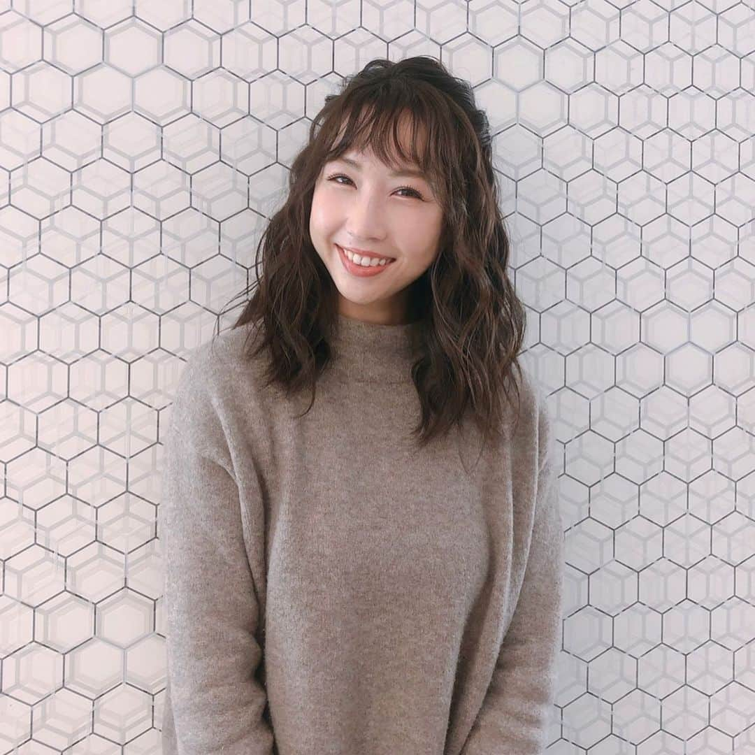 崎本ゆかりのインスタグラム：「🤎 今日もラブリーに仕上げていただきました💄 ミソン先生、改め ミミちゃんwありがとうっ😆💓  ヤスコカメラマン😎📷w  #お仕事メイク#ヘアメイク#オン#ふわふわ#メイクルーム#💯#lovely#hm#hairmake#hairstyle#pixieheart#qvcjapan#model#🎀」