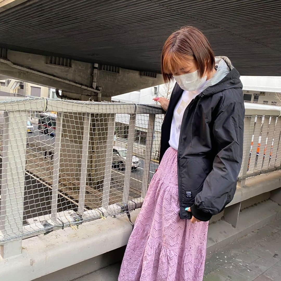 Laundry ランドリーさんのインスタグラム写真 - (Laundry ランドリーInstagram)「今週もインスタライブご視聴いただきありがとうございました❣  ご紹介したコーディネートをおさらい♪  1.2.3.4枚目：さき（158cm） 311-72002/LAUNDRY LUCKY ZIPパーカー/￥8,500+税/ユニセックスS/M/L/杢グレー・ネイビー 311-93011/038ロゴロングスリーブTシャツ/￥5,500+税/ユニセックスS/M/Lホワイト・スミクロ・サックスブルー  5.6.7枚目：みしま（159㎝） 311-93010/JUMPIN'UPロングスリーブTシャツ/￥5,500+税/ユニセックスS/M/L/オレンジ・ホワイト・ネイビー  アウター：303-21002/3WAYデニムロングコート/￥15,840+税/ユニセックスS/M/L/ネイビー・ブラック 303-21003/フードブルゾン/￥11,840+税/ユニセックスS/M/L/ブラック・カーキ  この後20:30よりセレオ国分寺店のアカウントにてインスタライブを行います👍 新作KITCATシリーズをご紹介します😍  ＿＿＿＿＿＿＿＿＿＿＿＿＿  詳しいお知らせはプロフィールから ブランドサイトをチェック🧐 ⇒ @laundry_official  そしてそして、 #laundry038 をつけて投稿すると LAUNDRY公式アカウントにご紹介されちゃうかも🥰  #laundry #ランドリー #おすすめ #冬コーデ #冬 #春コーデ #春  #ロンT #ロングスリーブTシャツ #パーカー #ZIPパーカー #ロングコート #コート #ブルゾン #フードブルゾン  #ロンTコーデ #パーカーコーデ #ブルゾンコーデ #コーディネート #ファッション  #スタッフスナップ #おすすめコーデ  #longsleevetshirt #winter #spring #codenate #fashion #good」1月22日 18時45分 - laundry_official