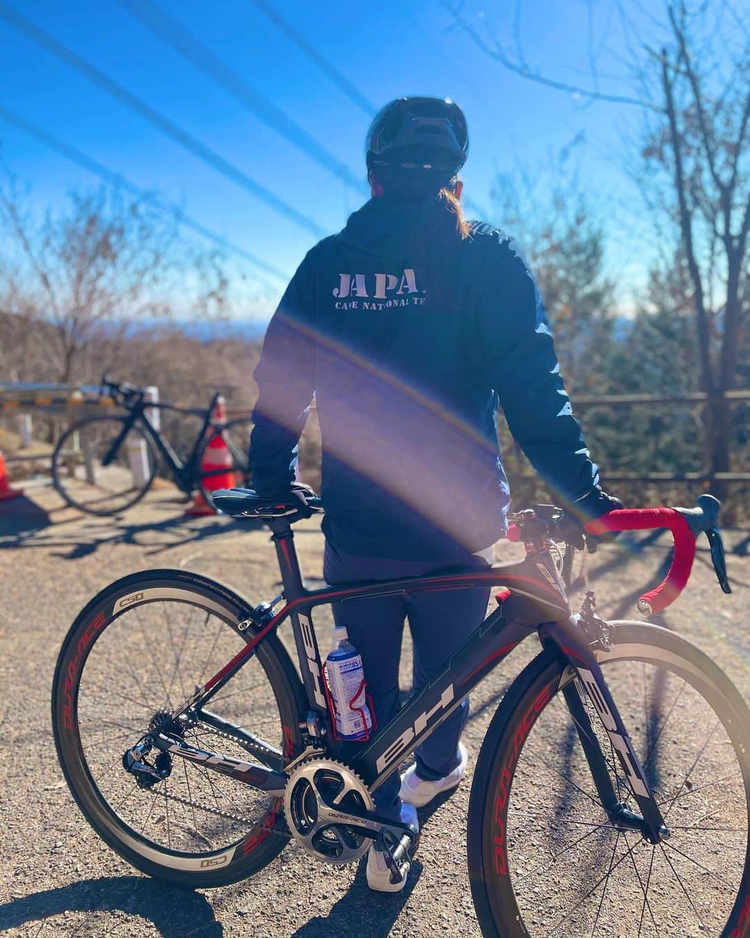 矢澤亜季さんのインスタグラム写真 - (矢澤亜季Instagram)「*冬の山トレは下りが激さむっ🚵‍♀️💨 . . . 🥶🥶🥶 #カヌー #スラローム #アスリート #女子アスリート #トレーニング #トレーニング女子 #ロードバイク #ロードバイク女子 #自転車  #自転車女子 #釣りガール #トレーニングウェア #デサント #canoe #slalom #athlete #training #roadbike #bh  #mountain #nature #love」1月22日 18時45分 - aki.yazawa