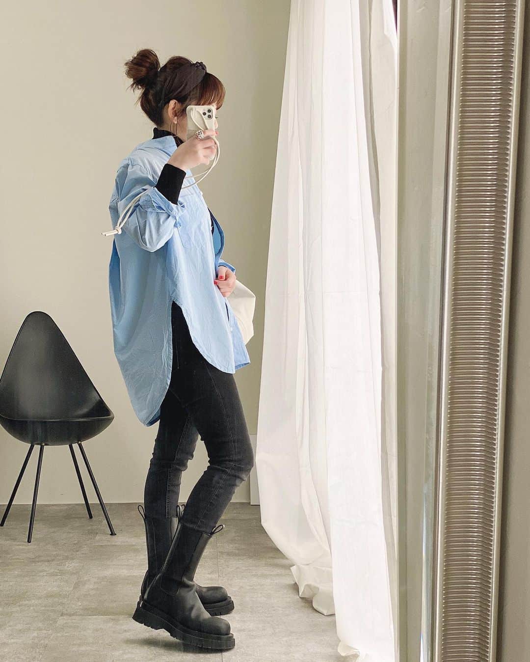 のインスタグラム：「Skyblue× Black🐋🖤 サイドのカッティングがたまらないshirt💭  knit @uniqlo  shirt/bag @aulii_amomentofhappiness  denim @zara  boots @newbottega」