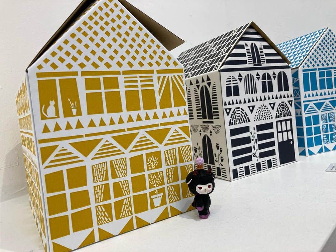 加倉井ミサイルのインスタグラム：「galerie doux dimancheで開催中の「クラン・ドゥイユのワクワクするものたち展」に潜入🦇😈🦇  絵も段ボールハウスもシンプル可愛いかったわよ💜  〜1/24まで！  #今日のミミちゃん🐏 #todaysmimi🐏 #ワルミミ #warumimi #ソフビ #sofvi #vag22  #medicomtoy #絵本  #manga #cartoon #cartoons  #painting #illustration #art #artwork #artist #picturebooks #Childrensbook #childrenbook #stuffed #softtoy #softtoys #stuffedanimals #stuffedsheep  #sheep #happy」