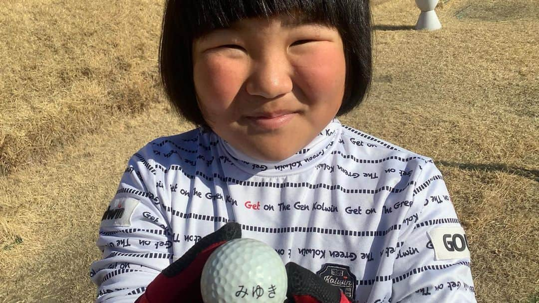 須藤弥勒さんのインスタグラム写真 - (須藤弥勒Instagram)「本日はかさまフォレストでSコーチとレッスン。  @yuichi16.golf から教わったことをコーチに分析してもらい、なんとも分かりやすい、タメになるレッスンだったことだったか。。。  Sコーチはアマチュアなので、108勝のミニツアーのプロと制度は比べ物にならないが（ごめんよ、コーチ（笑）弥勒と長い付き合いなので、伝え方はすごく上手い。私も仕組みがどのようになっているか、理解ができるとともに、フェーダーで右が出やすい弥勒が（コーチも同タイプなので）どのようにドローヒッターの太田プロの必殺技を再現できるか、１つ１つコースで実践説明していた。。。  それにしてもびっくり。。。映像と実際にどのようにやるのか説明を聞いた人間がいれば、これほど容易に再現できるとは。。。  次回、本家本元に会う頃には、マスターしていることを願って明日から頑張ろう！！  （最後の写真は、笠間に出発する前の妻から教育を受ける娘。１学年上の教科を良くこなしている。勉強も今の所、なんとか両立できていて、良く頑張っている。今夜はパターを早めに切り上げてさっさと寝かせてあげよう。  Miroku practicing at Kazama forest golf course with S coach today. Really good lesson with lots to learn on  mountainous course. Study in the morning...golf in the afternoon.  #juniorgolf #ジュニアゴルフ #コーチはモノマネの名人 #最高の気分であった #感謝しかない」1月22日 18時50分 - miroku_suto