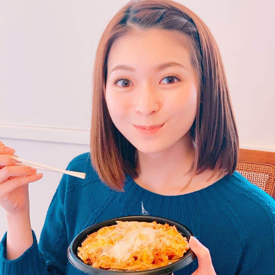 住田紗里さんのインスタグラム写真 - (住田紗里Instagram)「どうしてもどうしても 大好きなカツ丼が食べたくて、、、 テイクアウトして 食べました🤤  今週1週間、金曜日にカツ丼を食べる！ ことばかり考えていました笑  今年に入ってから初のカツ丼！ 久しぶりということと、 健康診断の後だったということも相まって、 頭の中は「美味しい！！」という感情だけでした笑  #本当に美味しかった #カツ丼を食べてる時が幸せ #カツ丼#かつ丼#かつどん#カツ丼弁当#テイクアウト#お昼#お昼ご飯#ランチ#大好物#好物#favoritefood #テレビ朝日#テレ朝#テレビ朝日アナウンサー#アナウンサー#住田紗里」1月22日 18時51分 - sarisumita_ex