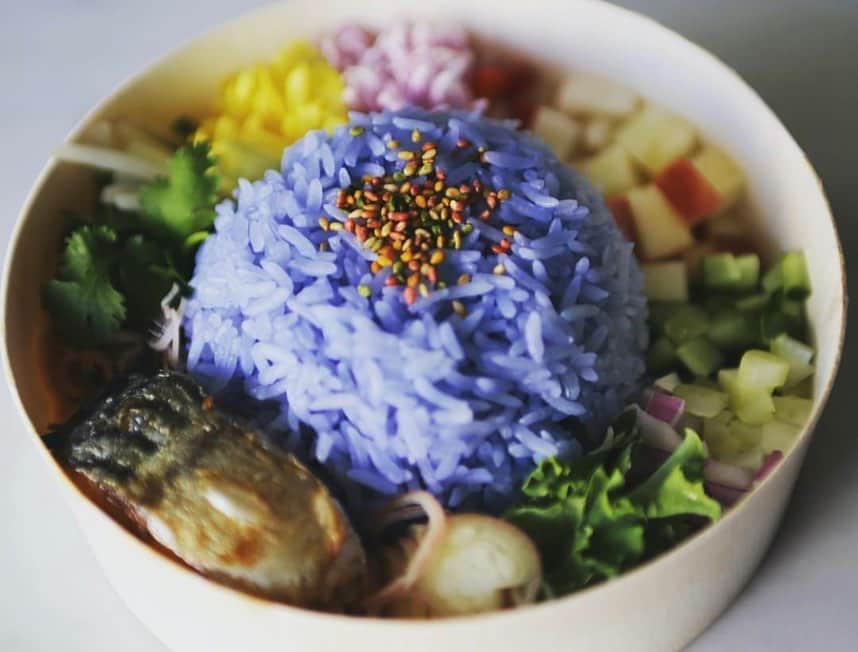 タイ国政府観光庁さんのインスタグラム写真 - (タイ国政府観光庁Instagram)「・﻿ 🍽🇹🇭日本のタイ料理レストラン🇹🇭🍽﻿ ﻿ 今回は、渋谷PARCOにあるレストラン「chompoo（チョンプー）」 @chompoo_shibuya をご紹介😘﻿ ﻿ お店の大きな特徴は、タイ北部・チェンマイ料理に力を入れているところ👍フレッシュハーブやタイの発酵食品を使い、添加物不使用というこだわりのもと、一品一品丁寧に作り上げた料理をいただけます😋﻿ ﻿ 近年の健康食ブームから、タイでも人気の高いサラダライス「カオヤム」は、お米を青く染めているのがポイント😳💙見た目にビックリするかもしれませんが、リピーター続出の美味しさなんです😍﻿ ﻿ テイクアウトもやっているので、こちらも利用してみて💁‍♀‍﻿ ﻿ ※写真はイメージになり、メニューは変更することがあります。﻿ ﻿ #日本で楽しむタイ料理 #タイ #chompoo_shibuya #チョンプー #ありがチョンプー  #タイ料理 #タイ料理レストラン #東京タイ料理  #タイ料理大好き #エスニック料理 #食べるの大好き #食べるの好きな人と繋がりたい #タイ料理テイクアウト #こんなタイ知らなかった #もっと知りタイ #タイ旅行 #旅好きな人と繋がりたい #旅行好きな人と繋がりたい  #thailand #thaifood #thaifoodstagram #thaifoodie #amazingthailand #thailandtravel #thailandtrip #thai #thaistagram #lovethailand﻿」1月22日 18時51分 - amazingthailandjp