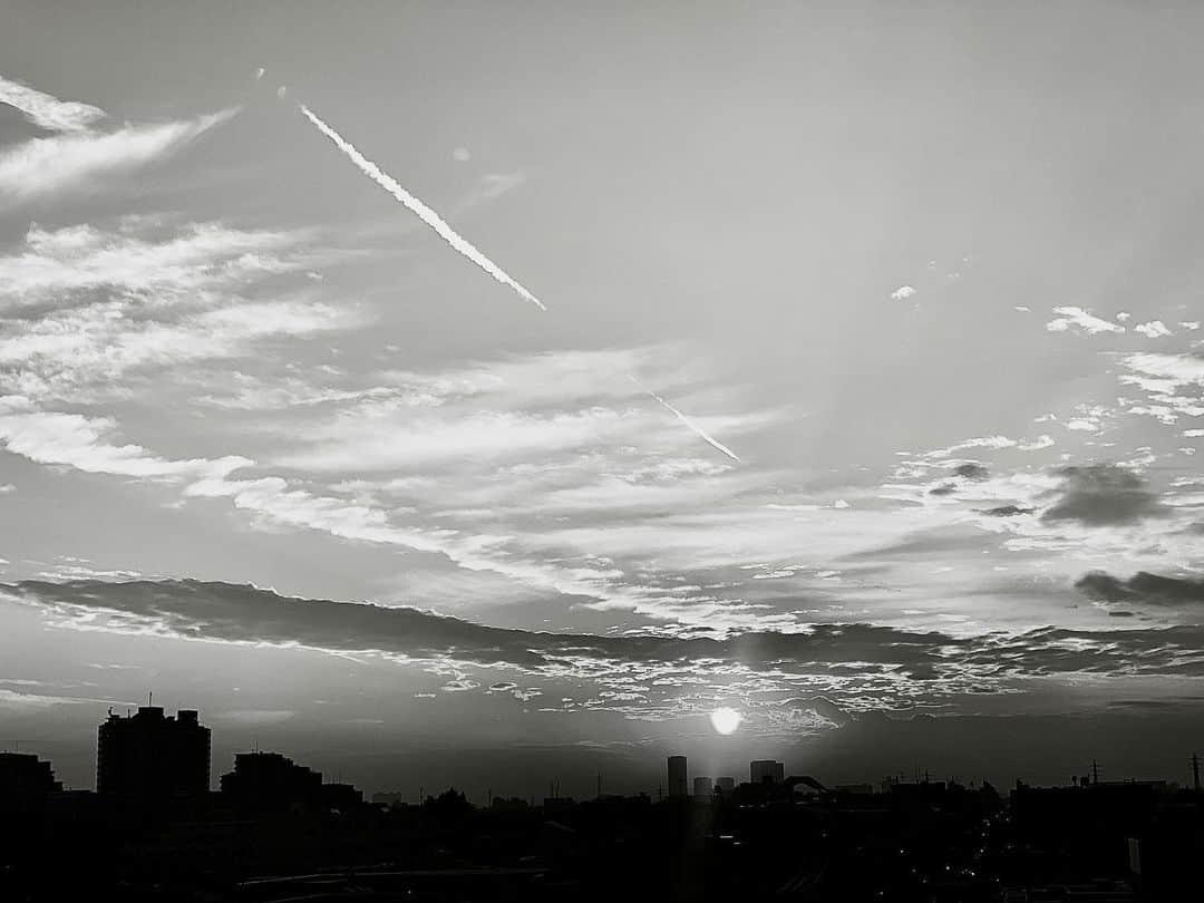 渡辺達生さんのインスタグラム写真 - (渡辺達生Instagram)「2021.01.22…綺麗な夕焼。飛行機雲も可愛いなぁ〜  空の色は想像してくださいね… #tatsuowatanabe」1月22日 18時52分 - tatsuowatanabe