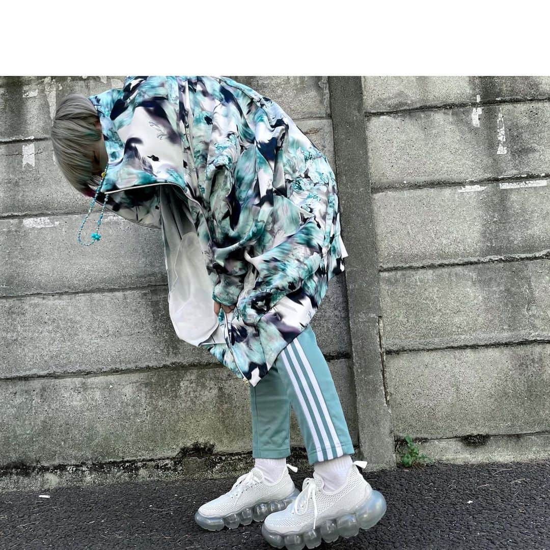 のインスタグラム：「🧚🏻‍♂️🩴🧊🛻🗿🧼⚗️🦭  透明な靴とどいた groundsのジュエリーずっと欲しかったのでうれしいな🐾  #groundsfootwear」