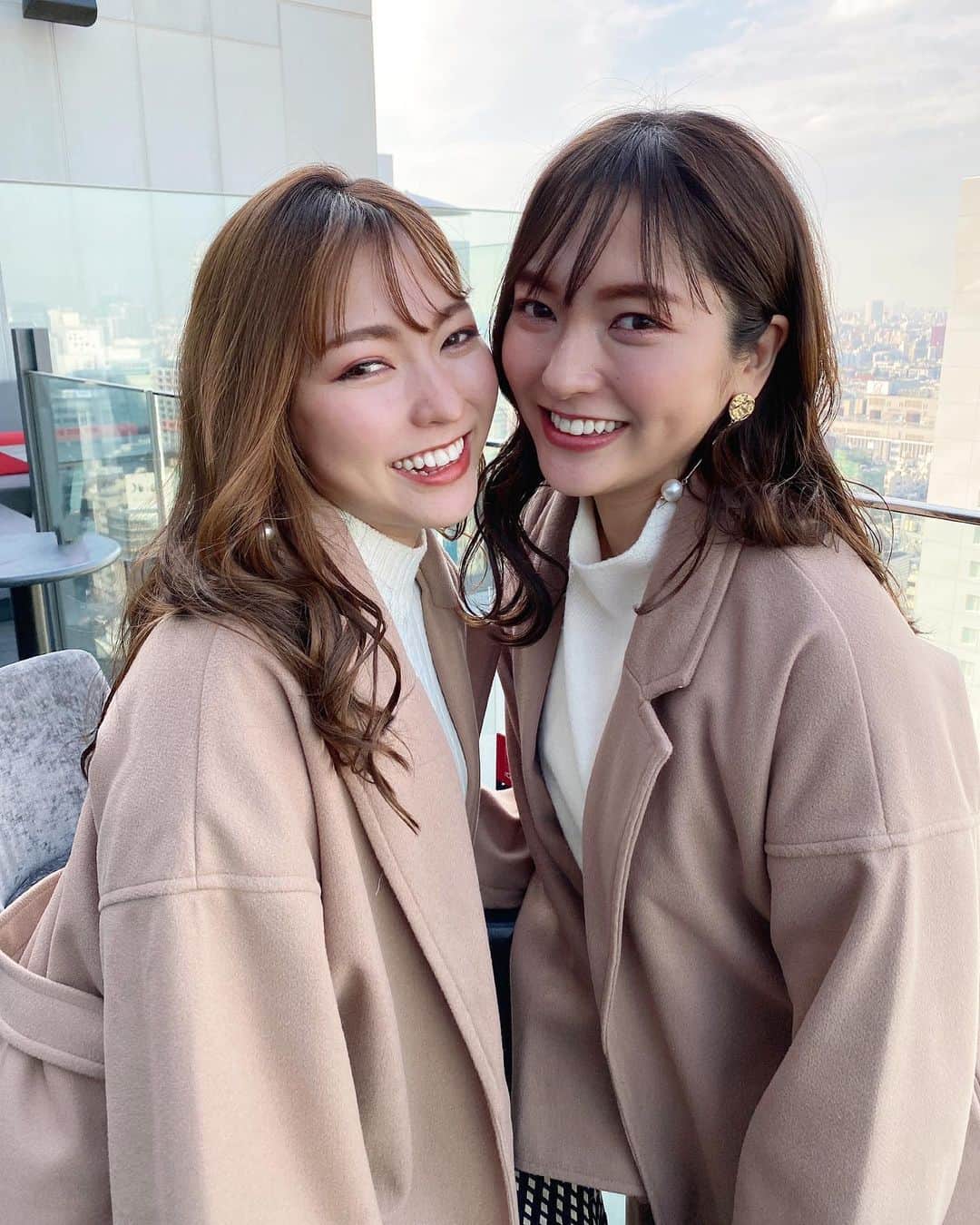 のインスタグラム：「・ 私服💫 ストーリーで質問頂いていた 結花とお揃いのコートは @royalparty_official のものです🧥🌷 今セールですごくお得になってるー！🤭 袖口がぽてっとしてて可愛いよ❤︎ 長さもあるから高身長さんにもおすすめだよー😊  今日は双子感増し増しだったなぁ👭🏼笑  コーデタグ付けしました🏷🌷 #ootd #cordinate #fashion #fashiongram #twins #twinscode #twinstagram #royalparty #beigecode #beigecoats #ロイヤルパーティー #ベージュコーデ #双子コーデ #ひうら姉妹 #樋浦姉妹」