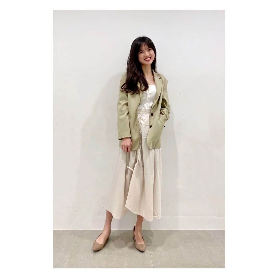 GU TAIWANさんのインスタグラム写真 - (GU TAIWANInstagram)「早春穿搭，將同色系放一起較不容易出錯，簡單又溫柔！  GU 時尚顧問推薦人氣商品🔥 ———————————— ☑︎ 女裝抓皺荷葉裙YG ☑︎ 女裝綁帶針織短版背心YG ☑︎ 女裝寬鬆襯衫外套YG ☑︎ 女裝防潑水棉花糖包鞋(抗菌防臭) ————————————  *部分商品為網路商店及特定店鋪商品。  #GUTaiwan #weartokyonow #時尚顧問 #GU時尚顧問 #穿搭 #穿搭分享 #穿搭技巧 #Osharista #Fashion #OOTD #西裝外套 #西外 #裙子 #包鞋 #gustyle #穿搭 #上班穿搭 #女孩穿搭 #女友穿搭 #約會穿搭 #休閒穿搭 #冬季穿搭」1月22日 19時03分 - gu_taiwan