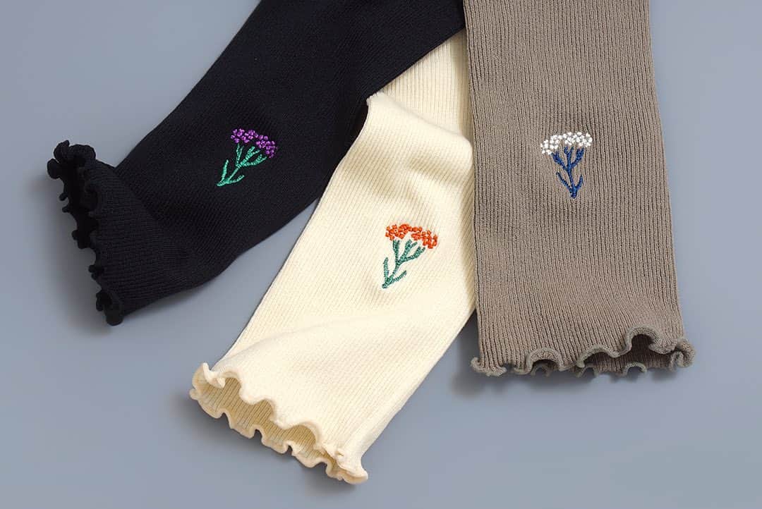 marbleSUD(マーブルシュッド) のインスタグラム：「足の冷えは女の敵！可愛いスカートには可愛いレギンスを🌼 春の新作レギンスは可憐なプチフラワー刺繍。」