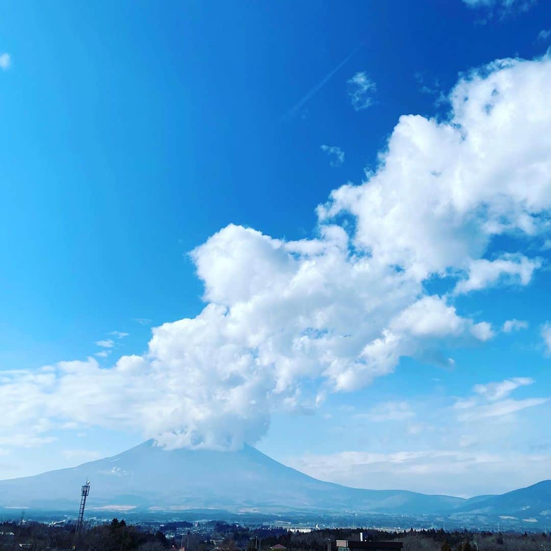 田中杏子さんのインスタグラム写真 - (田中杏子Instagram)「本日の富士山🗻雪の帽子をかぶってなくて地表の温度が上がってるのかなぁと心配。 一見、煙を吹き出しているような雲の形状にも目が釘付け👀👀  Why are you not wearing a snow cap as usual, Mt Fuji ?  #富士山 #mountfuji  #akotanaka」1月22日 18時58分 - akoakotanaka