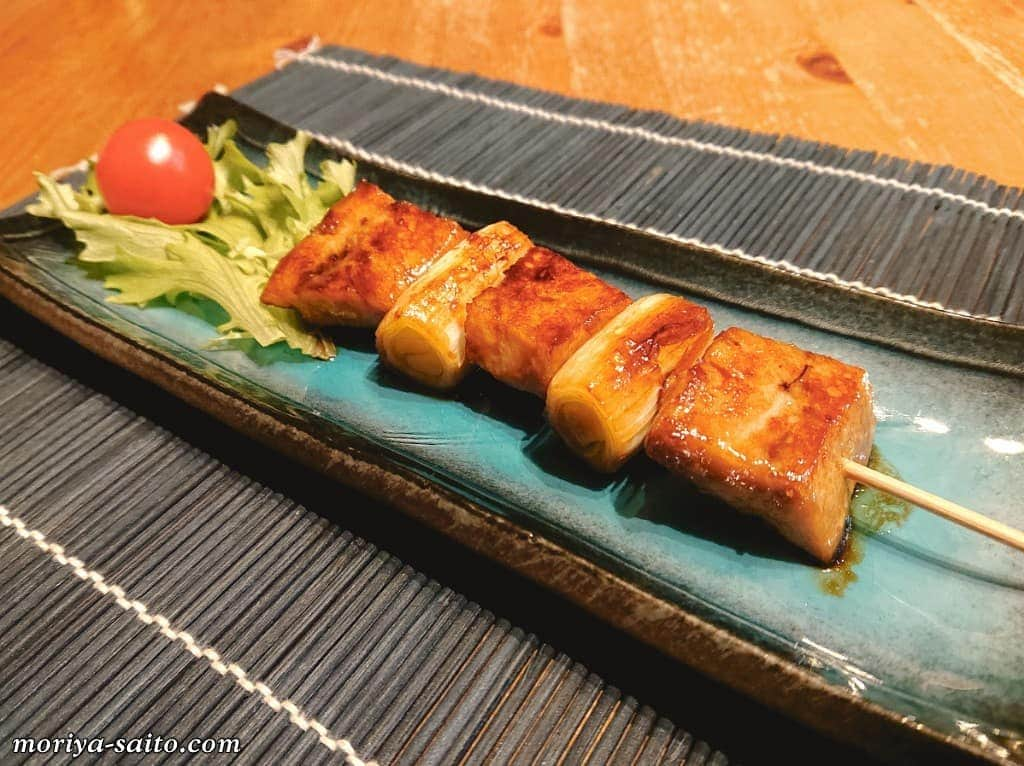 斎藤守也のインスタグラム：「◯メカジキの串焼き(タレ)  【作り方】 メカジキとネギをひとくちサイズに切る フライパンに油をひいて焼く 酒、醤油、ハチミツ(又はみりん)を加え、絡めながら焼く 良い感じになったら串に刺して出来上がり  ※材料 メカジキ  長ネギ タレ(酒、醤油、ハチミツ)  #メカジキの串焼き  #家飲みレシピ  #巣ごもりレシピ  #おうち居酒屋  #つまみ  #つまみ通信  #斎藤守也  #moriyasaito  #MONOLOGUE  #モノローグ  #STORIES  #ストーリーズ」