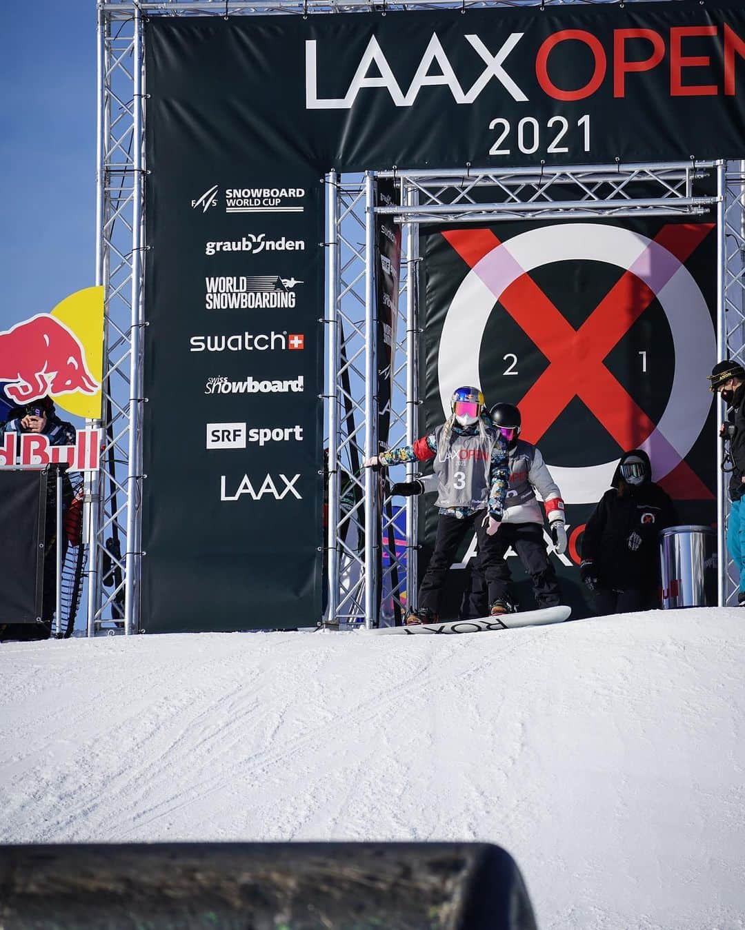 レッドブルさんのインスタグラム写真 - (レッドブルInstagram)「ヨーロッパ最高峰のスノボ大会 #LAAXOpen2021 🏂 Red Bull アスリート練習の様子は SWIPE😎⏩  📆1月22日・23日 (日本時間の開催はこちら👇) 🌔23日：午前 1:30〜 ☀️24日：午前 5:30〜  📺Red Bull TVで配信📺🔥 リアルタイムで視聴できない人👇 Red Bull TVのアプリでリプレイ配信をCheck プロフィールにあるリンクから観戦できるよ😎👍  #レッドブル #redbull #翼をさずける #givesyouwiiings #スノーボード #snowboard #スロープスタイル #slopestyle #RedBullTV」1月22日 19時00分 - redbulljapan