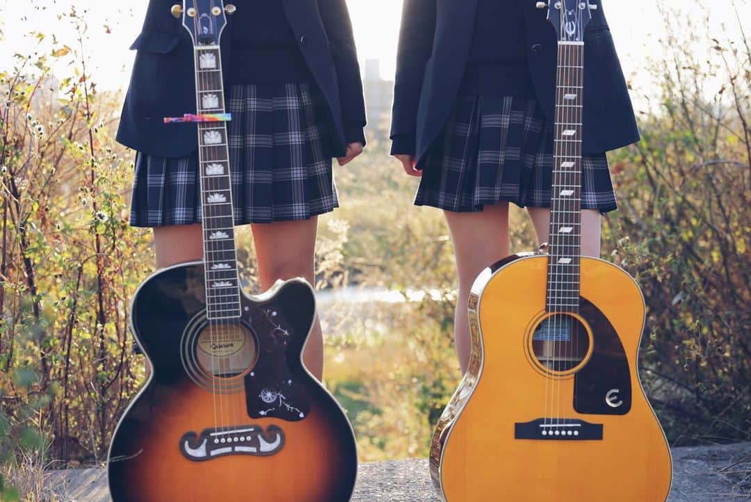 松本千夏さんのインスタグラム写真 - (松本千夏Instagram)「《大切なお知らせ》﻿ ﻿ この度、6年前から活動していた「みかんサイダー」を無期限で活動停止いたします。﻿ ﻿ 理由といたしましては、一年前ほどからそれぞれやりたい音楽が分かってきてお互いソロ活動の方をもっと頑張りたいと思ったからです。﻿ ﻿ ずっと応援してくれていたファンのみんなを悲しませてしまうと思うと心苦しくて発表が遅れてしまい、中途半端な状態が続いたの本当に申し訳なく思ってます。﻿ ﻿ 高校2年の時からみかんサイダーを初めて6年間、ファンの皆様のおかげで本当に色んな経験をさせていただきました。﻿ 毎年のワンマンも、関コレも、Mステオーディションも、東名阪ツアーも、みかさいハウスも、ファンの子達と出会えたのも、全部全部一生の宝物です。﻿ ﻿ ただの高校の後輩だったあきちゃんが相方になった瞬間うちの毎日が本当に楽しくなってキラキラし始めて、一人じゃ何もできなかったのに、あきちゃんがいるから自分たちは無敵だと思えて何でもできた！﻿！ 路上ライブやらない？って誘った時即答で、やります！って言ってくれて、そっからここまで一緒にやってくれて本当にありがとう。﻿ ﻿ ここまで支えてくださったファンの皆様、相方のあきちゃん、事務所の方々、マネージャーの山下さん、バンドメンバー、友達、家族、皆様に本当に感謝してもしきれません。﻿ ﻿ 今までみかんサイダーを愛してくれて、音楽を聴いてくれて、支えてくれて、私たちに会いにきてくれて、本当にありがとうございました。﻿ ﻿ 最後はライブをしてみんなの顔を見て感謝を伝えたかったのですが、それが出来ずとても残念です。  今までいっぱいいっぱいお世話になりました。﻿ ﻿ これからは、カネコアキ、松本千夏として活動していくのでどうか見守っていただけたら嬉しいです。﻿ ﻿ 本当にありがとうございました。﻿  松本千夏」1月22日 19時00分 - chiii8mikan
