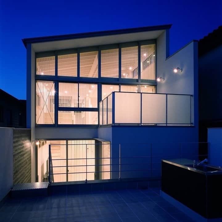 ミサオケンチクラボのインスタグラム：「川西町の家 ガーデンテラスからの夜景です。 #シンプル #モダン #デザイン #ミニマル #建築 #建築家 #建築家住宅 #注文住宅 #設計事務所 #residence #simple #minimal #architect #architecture #design #home #癒やし#癒し #暮らし #生活 #暮らしを楽しむ #シンプルな暮らし #丁寧な暮らし #外観 #ガーデンテラス #BBQ」