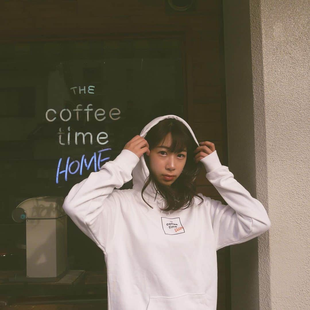 米田紗英さんのインスタグラム写真 - (米田紗英Instagram)「【THE coffee time×DleepyTown 限定コラボパーカー☕️】﻿ ﻿ コーヒーと美味しいベイクドグッズが人気のカフェTHEcoffeetimeとDleepyTownがコラボアイテムが登場👏🏻﻿ ﻿ コラボ限定ホワイトパーカーを1週間限定で販売いたします！﻿ ﻿ ﻿ ﻿ ◀︎ 販売期間 ▶︎﻿ ﻿ 2020年1月22日（金）19:00 - 1月28日（木）23:59﻿ ﻿ ﻿ ◀︎ 限定アイテム ▶︎﻿ ﻿ 【THE coffee time コラボ】THE coffee time コラボパーカー　4900円（＋tax）﻿ ﻿ ﻿ ﻿ ◀︎ デザイン ▶︎﻿ ﻿ THEcoffeetimeのロゴにDLEEPYのセンターロゴがおしゃれなホワイトパーカーで、バックにはTHEcoffeetimeの看板娘がDleepyTownのお洋服を着たオリジナルイラストで登場☕️🤍﻿ ﻿ オーバーサイズでカジュアルに着ていただくのがおすすめで、ホワイトパーカーなのでどんなボトムスにも着回し力抜群です！👍🏻﻿ ﻿ このパーカーを着てお店でまろやかで飲みやすいコーヒー味わってみてね！😌﻿ ﻿ ﻿ ﻿ ◀︎ サイズ ▶︎﻿ ﻿ ユニセックスのS・M・L・XLの4サイズ展開です。﻿ ﻿ モデル：157 cm﻿ モデル着用サイズ：L﻿ ﻿ ﻿ ﻿ ◀︎ カラー ▶︎﻿ ﻿ ホワイト﻿ ﻿ ﻿ ﻿ #ホワイトパーカー #THEcoffeetime #パーカー #パーカーコーデ #dleepytown #ドリーピータウン﻿ ﻿」1月22日 19時00分 - dleepytown_official