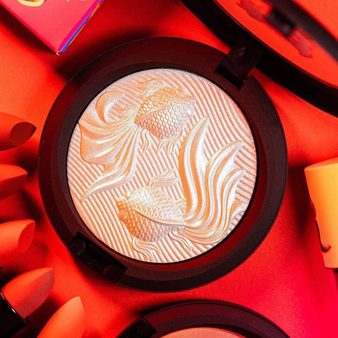 M·A·C Cosmetics Hong Kongさんのインスタグラム写真 - (M·A·C Cosmetics Hong KongInstagram)「絕對係年度最值得收藏妝品 🔥 紅遍世界各大美妝社群嘅M·A·C普普風新春限量版超立體光影粉餅，以寓意吉祥嘅金魚為靈感，精緻度滿分猶如雕刻工藝品！ 只要輕輕掃上面，即可帶嚟開運好氣息！ 作為M·A·C超級妝迷嘅你點可以錯過?  Product featured -  Moon Masterpiece Extra Dimension Skinfinish 普普風新春限量版超立體光影粉餅 - HK$320 #普普藝術風新年系列 #MACMoonMasterpiece #MACLunarNewYear #MACHongKong  Regram from @_okmua  To a luminous and prosperous Lunar New Year ✨ Make your complexion pop in one lucky swipe with Extra Dimension Skinfinish / Moon Masterpiece in Double-Gleam. Glow above and beyond this Lunar New Year!」1月22日 19時00分 - maccosmeticshk