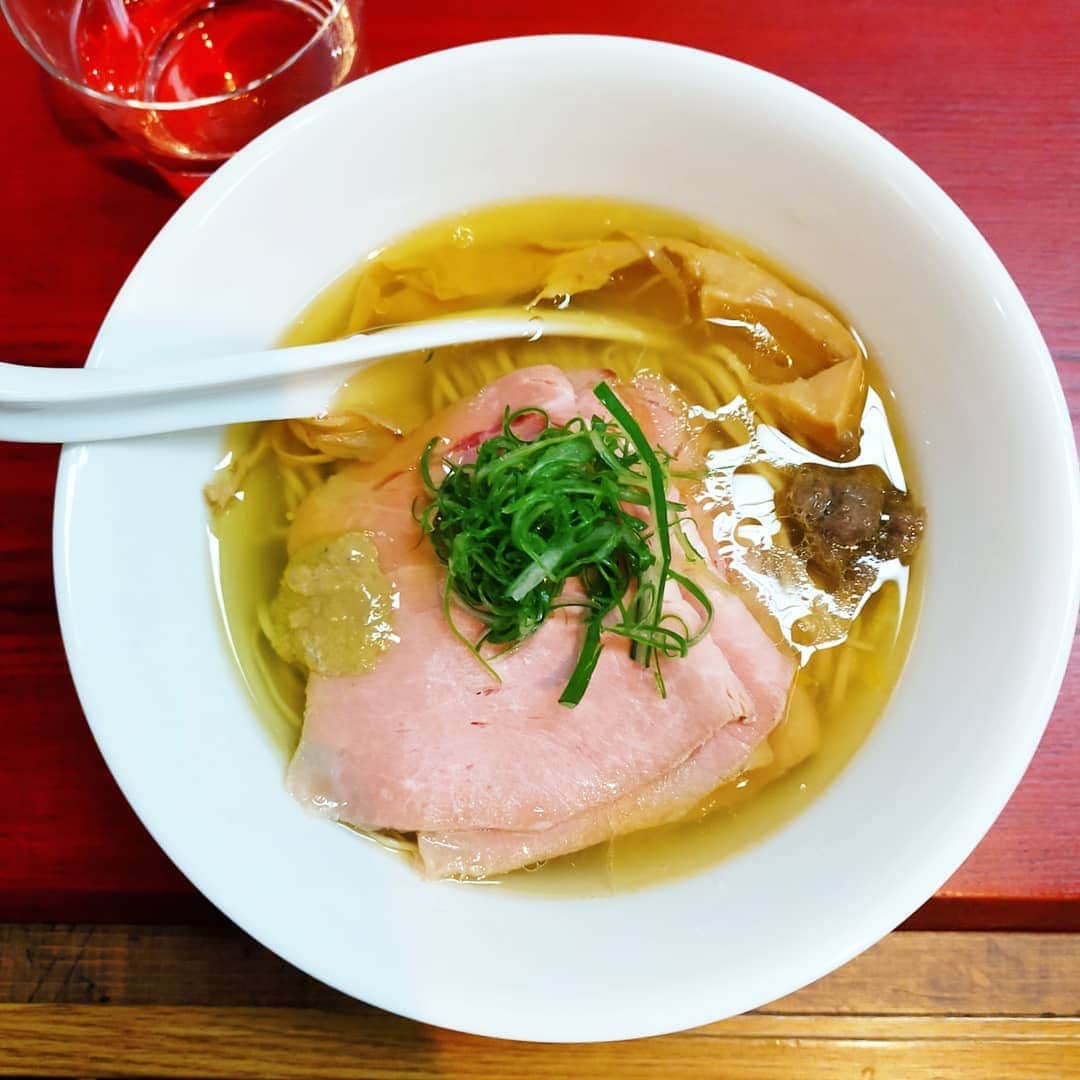 石井寛子のインスタグラム：「個展→ラーメン→個展  午前　　　柿本ケンサク　さん 昼ご飯　　#神保町黒須  午後　　　舞山秀一　さん  お一人様ラーメンも 久しぶりに堪能🍜  日常では忘れがちな いろんな感情や感覚に触れられて  １日経った今振り返っても とてもとても、いい日だった〜😌  舞山さんとは 本当にお久しぶりでしたが お話させていただき。 めっちゃ嬉しかった！！！  子育て現在満喫中。 「〇〇ちゃんママ」も すっかり板についてきました。  でも、写真では 自分とちゃんと向き合いたい。  ここに記録！」