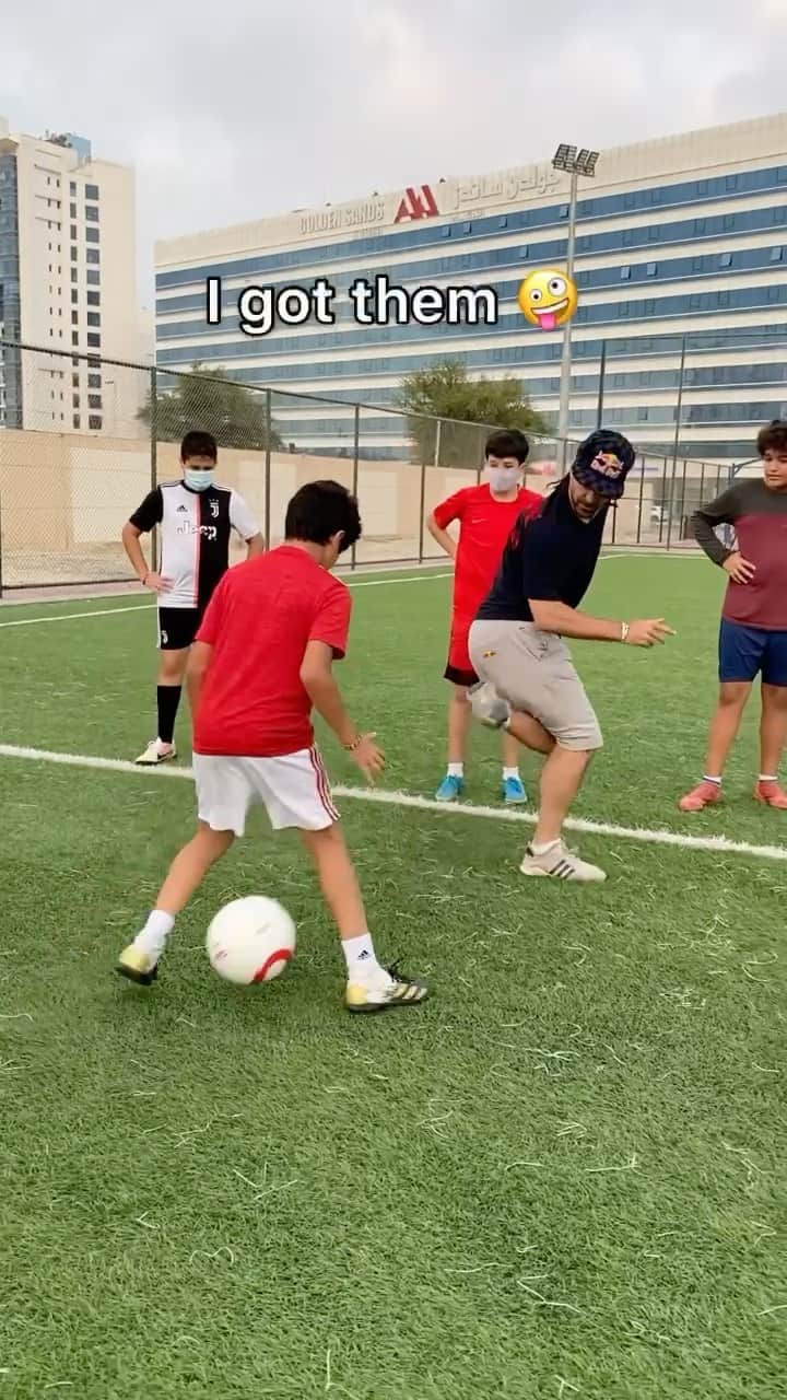 ショーン・ガルニエのインスタグラム：「Why don’t they learn to close their legs at school ? 🤣 #football #freestyle #urbanballer」