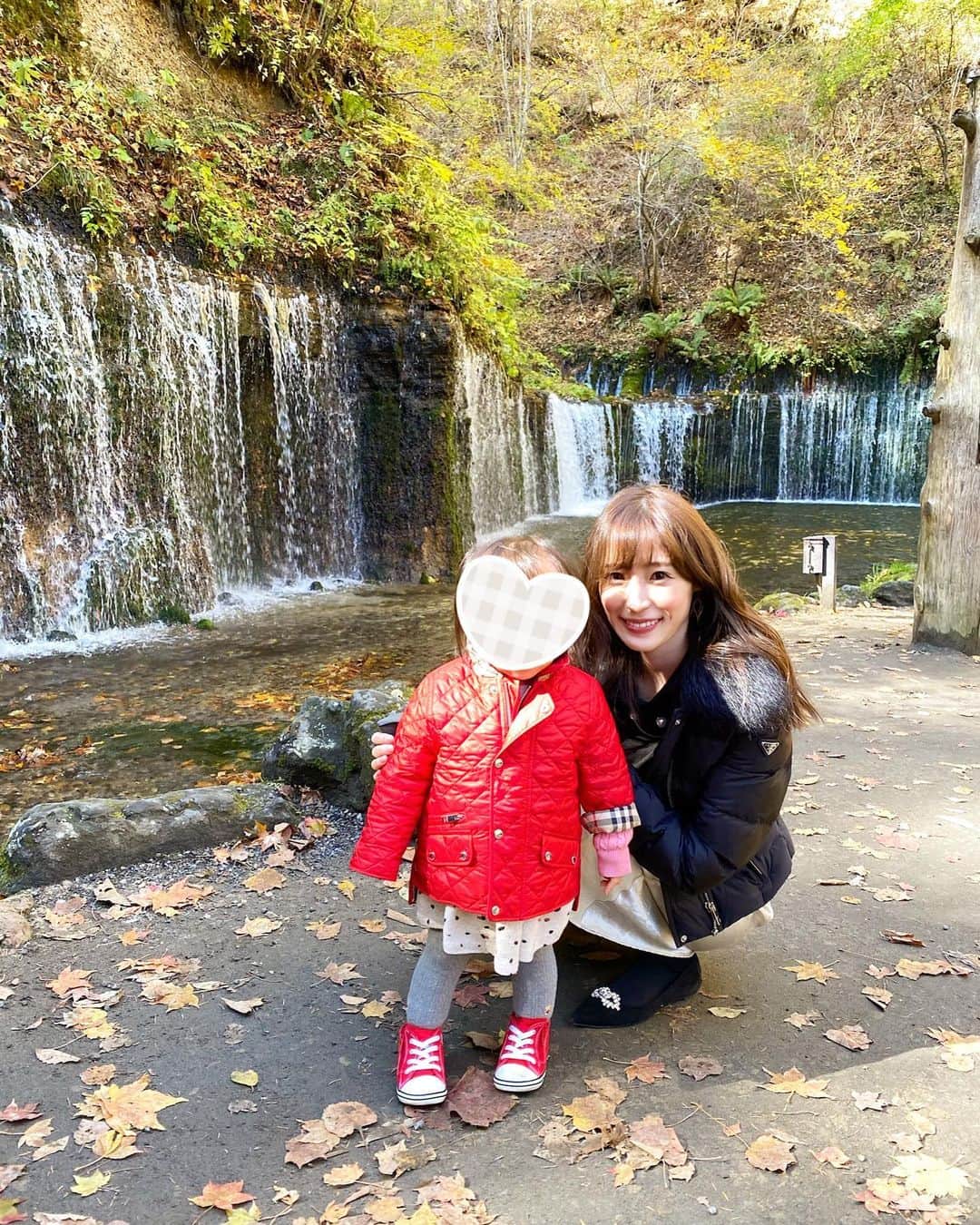 小林真由のインスタグラム：「早く自然のある場所に行きたいね〜﻿ が夫婦の口癖🌼﻿ 広い場所でゆっくりするだけで幸せに思えます🐎 雪見せたいのに残念だなぁ☃️﻿ ﻿ ﻿ 娘の格好、相変わらずチグハグなことに写真を見て気づく🥲笑 ごめんねー🤭﻿ #ママコーデ #女の子ママ #男の子ママ #ママライフ #コーディネート #2歳 #生後5ヶ月 #ベビー #プラダ」