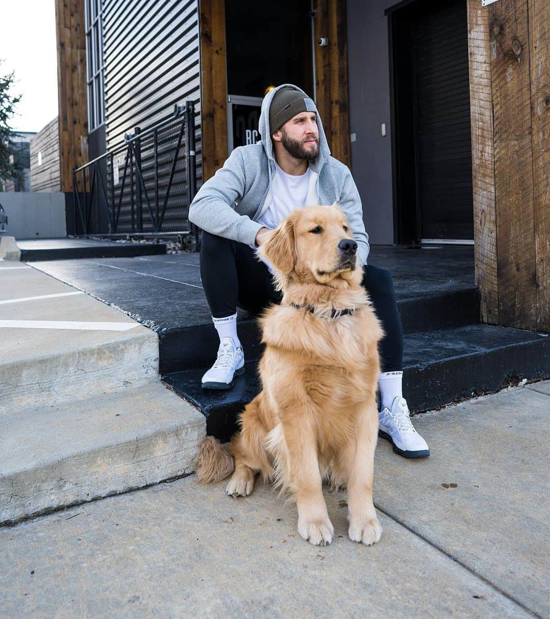 ショーン・ブースのインスタグラム：「Walter: “What are we looking at??” . Walter and I are giving you a little incentive to keep up with your New Year’s resolutions, or simply to just stay active 💪🏼🐕  . To keep both of us healthy, I make sure that Walter gets enough exercise every single day. That's why I'm super excited to share my 🚨FIRST-EVER Pup Walking Challenge🚨 on the @waybetterapp. . 💥It starts on Monday, February 1, 2021 so we can keep our New Year's resolutions going. Here's how it works: * Sign up for my pup walking challenge by clicking the link on my bio * Starting on February 1, 2021, walk your dog 4x a week for at least 30 minutes each time. Snap a photo each time of you and your pup during your walk and submit it to the @waybetterapp * Do this for 2-weeks and you'll win your $10 entry back and split the pot! * Most importantly, have fun with your dog and bond with others over adorable puppy photos! . So what exactly is WayBetter? It’s a self-improvement app featuring fun multi-week games led by experts like me. They have awesome games in fitness, nutrition and mindfulness. If you sign up today, you'll get your $10 covered and a 1-month free trial to WayBetter membership (that you can cancel anytime) Sign up today for my pup walking challenge. You won't regret it! Link in my bio 👆🏼」