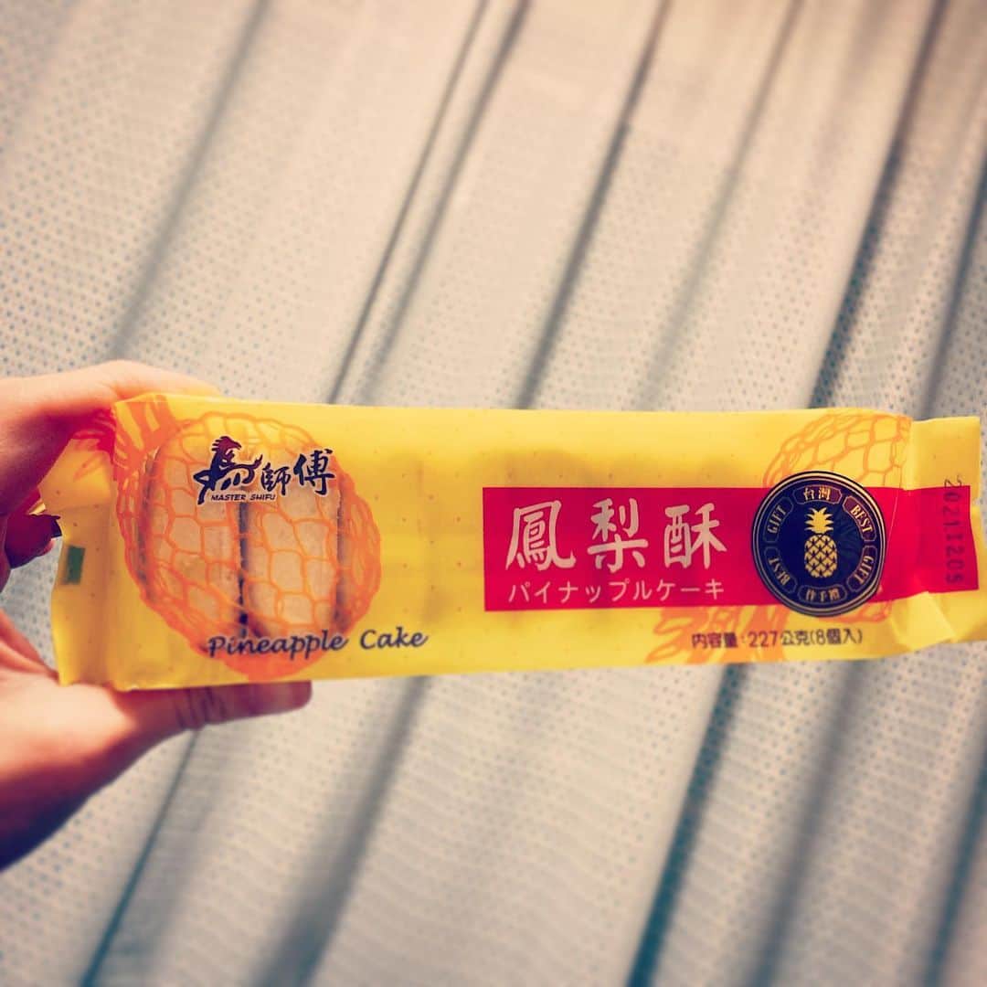 田井弘子さんのインスタグラム写真 - (田井弘子Instagram)「おはようございます☀  #朝ごはん #パイナップルケーキ  昨日見つけて買いました☆ 美味しいですよねコレ^_^  #甘いものは朝食べたら0キロカロリー」1月22日 10時07分 - hirokotai