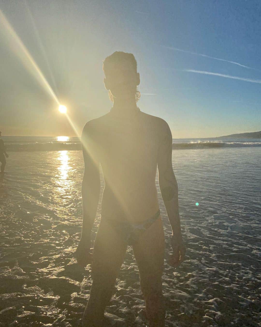 ヴァイオレット・チャチキのインスタグラム：「Sun’s up, it’s a little after 12」